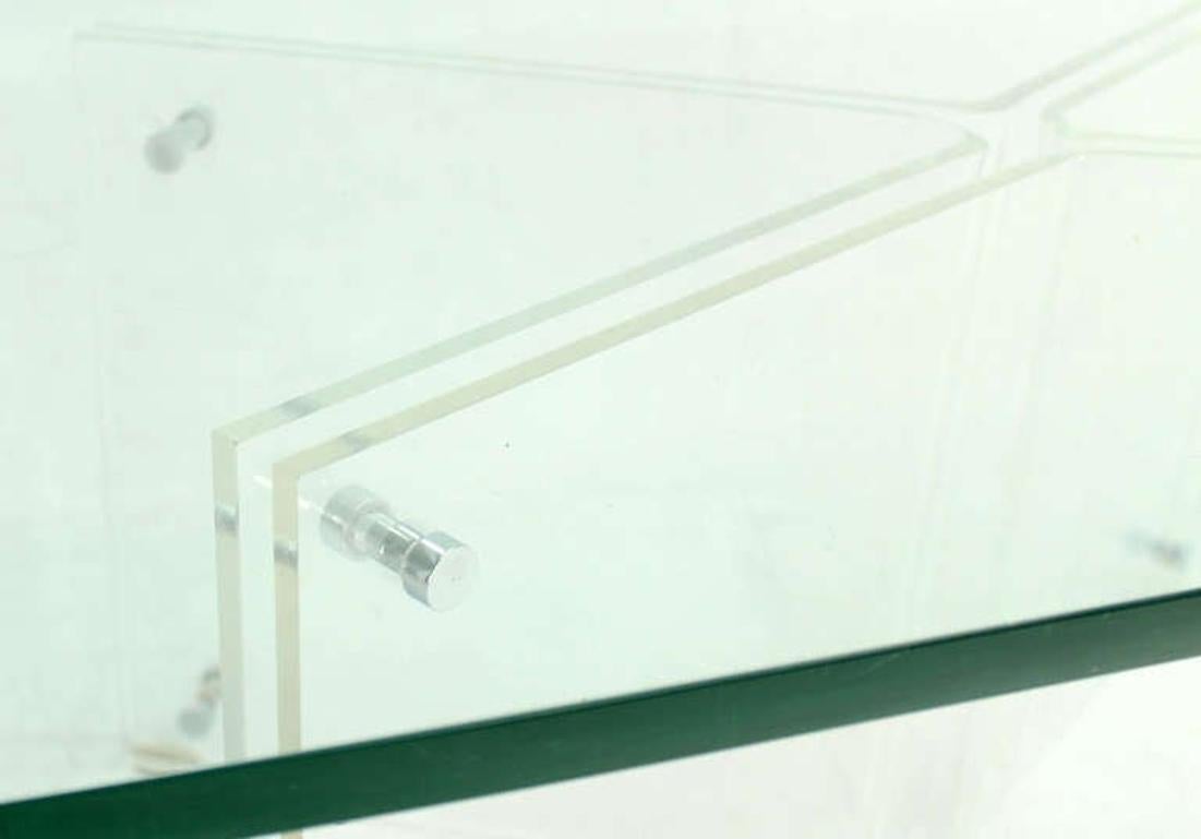 Américain Table basse rectangulaire en Lucite à base en X et plateau en verre  en vente