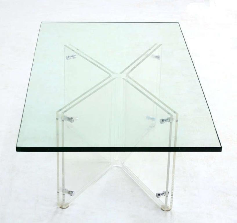 20ième siècle Table basse rectangulaire en Lucite à base en X et plateau en verre  en vente