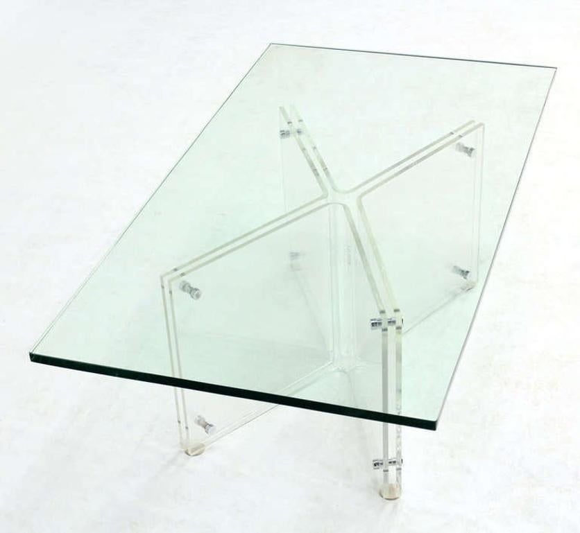 Verre Table basse rectangulaire en Lucite à base en X et plateau en verre  en vente