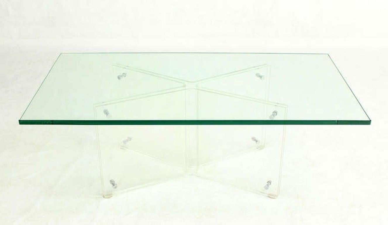 Table basse rectangulaire en Lucite à base en X et plateau en verre  en vente 1