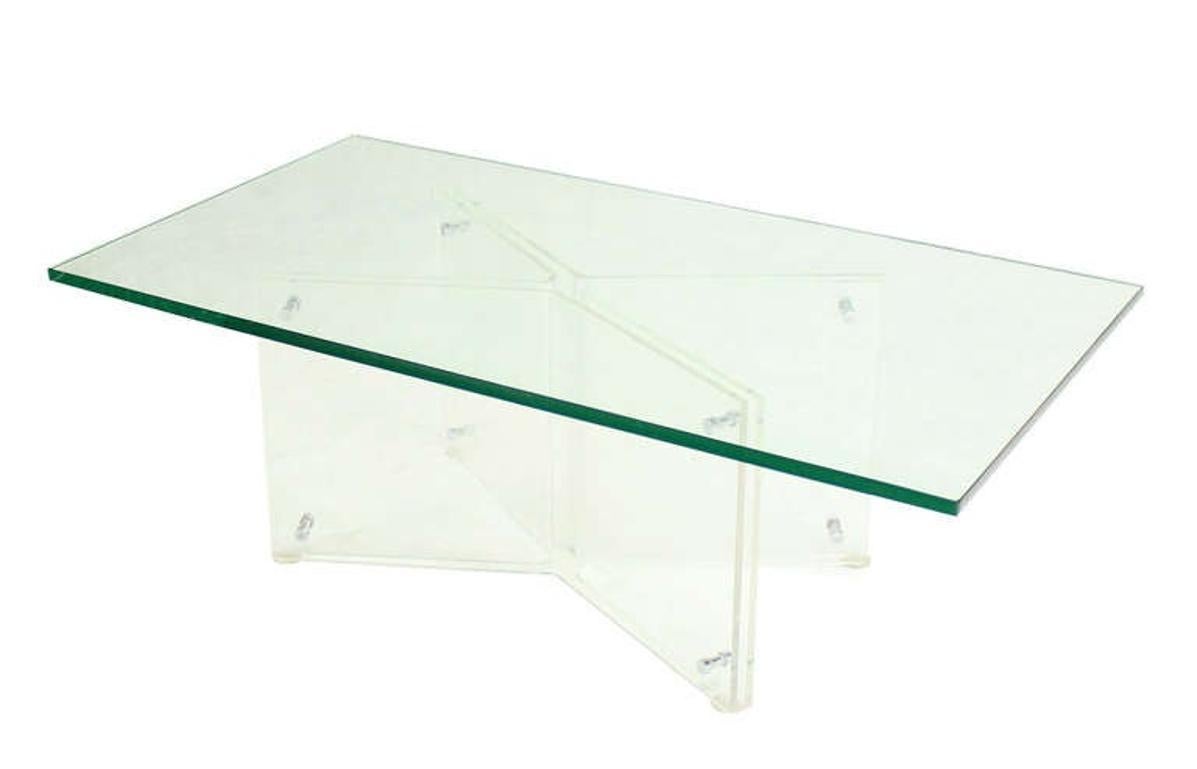 Table basse rectangulaire en Lucite à base en X et plateau en verre en vente 1