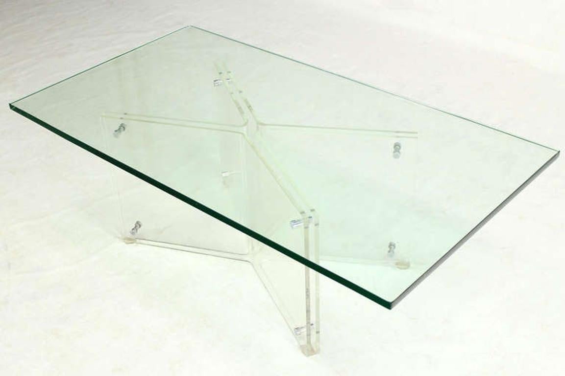 Table basse rectangulaire en Lucite à base en X et plateau en verre  en vente 3