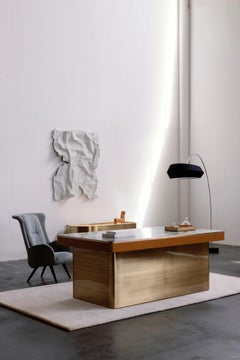 Scrivania Lugano moderna di metà secolo, marmo giada ghiaccio, ottone, pelle, di Greenapple