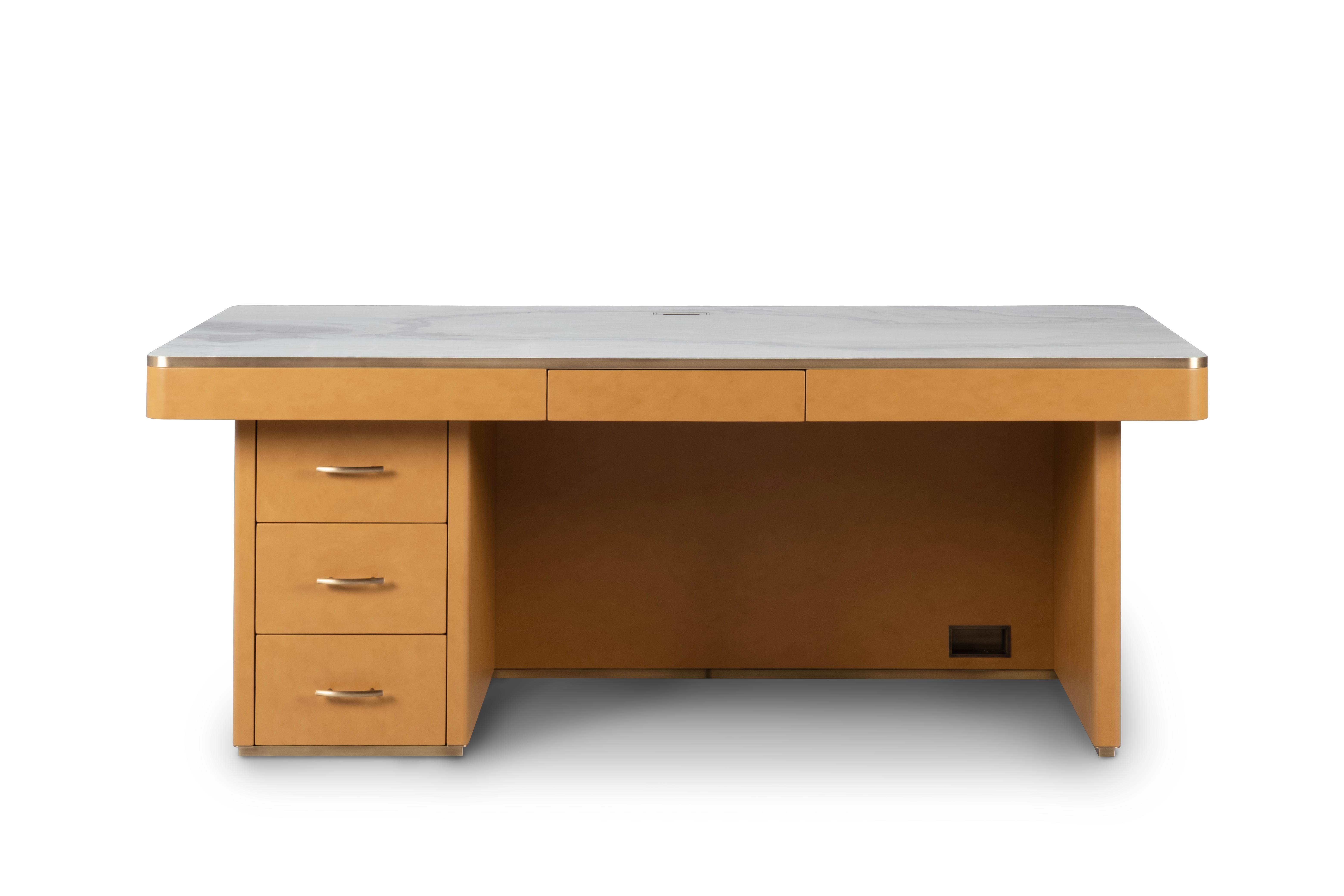 Mid-Century moderno Scrivania Lugano moderna di metà secolo, marmo giada ghiaccio, ottone, pelle, di Greenapple in vendita