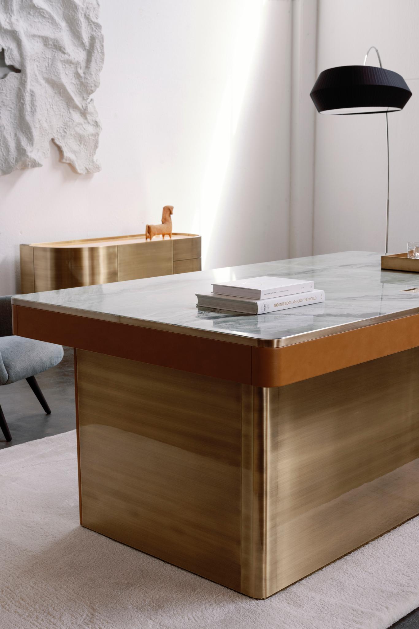 XXI secolo e contemporaneo Scrivania Lugano moderna di metà secolo, marmo giada ghiaccio, ottone, pelle, di Greenapple in vendita
