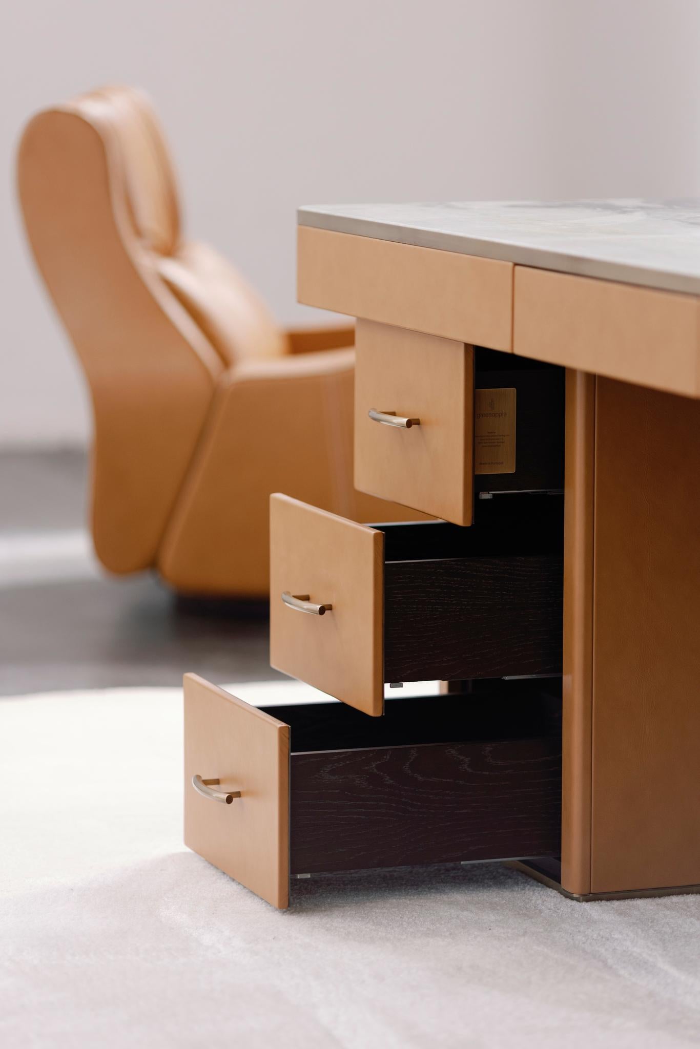 Ottone Scrivania Lugano moderna di metà secolo, marmo giada ghiaccio, ottone, pelle, di Greenapple in vendita