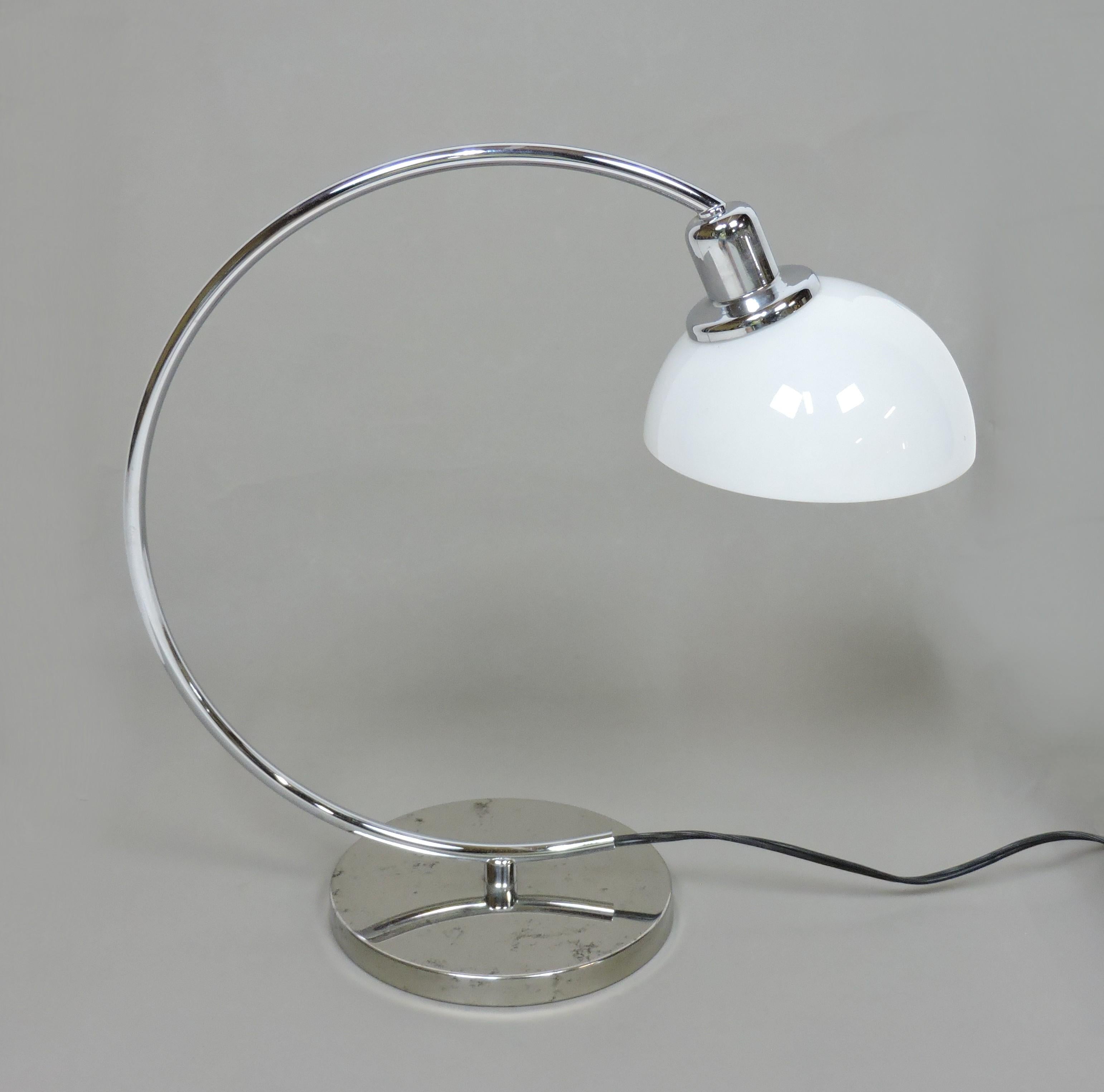 Moderne Lumess Schweiz-Schreibtischlampe aus Chrom und Glas aus der Mitte des Jahrhunderts (Moderne der Mitte des Jahrhunderts) im Angebot