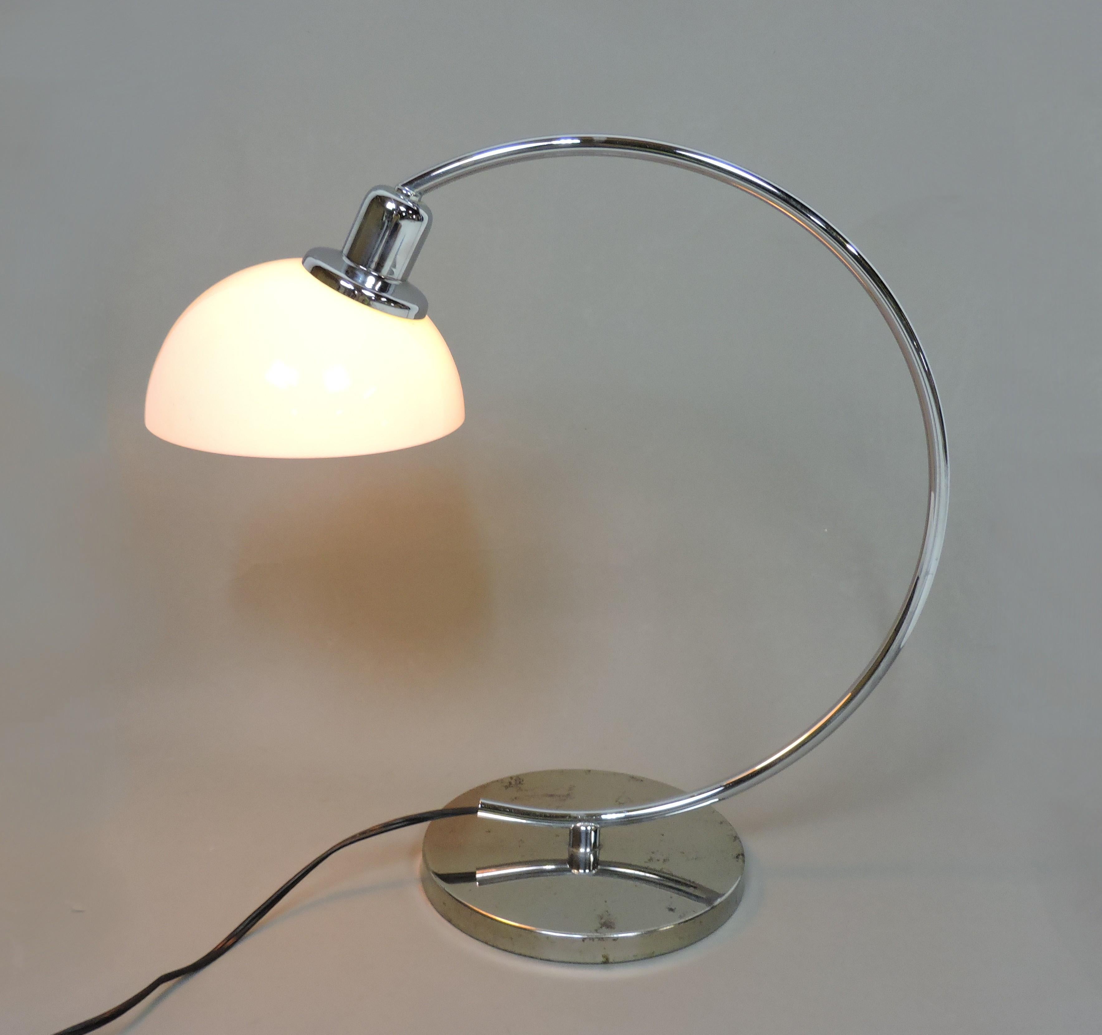 Moderne Lumess Schweiz-Schreibtischlampe aus Chrom und Glas aus der Mitte des Jahrhunderts (Schweizerisch) im Angebot