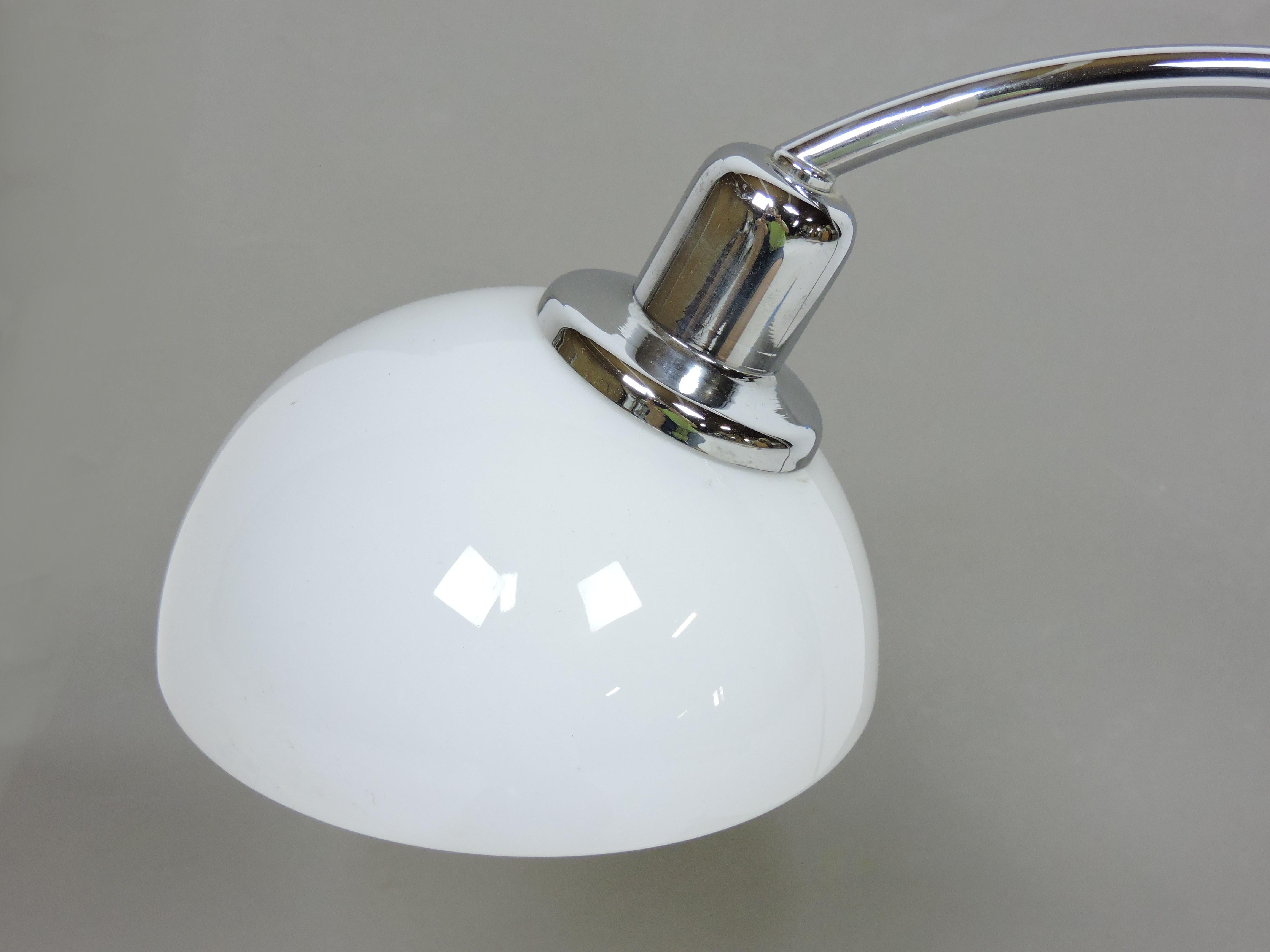 Moderne Lumess Schweiz-Schreibtischlampe aus Chrom und Glas aus der Mitte des Jahrhunderts im Zustand „Gut“ im Angebot in Chesterfield, NJ
