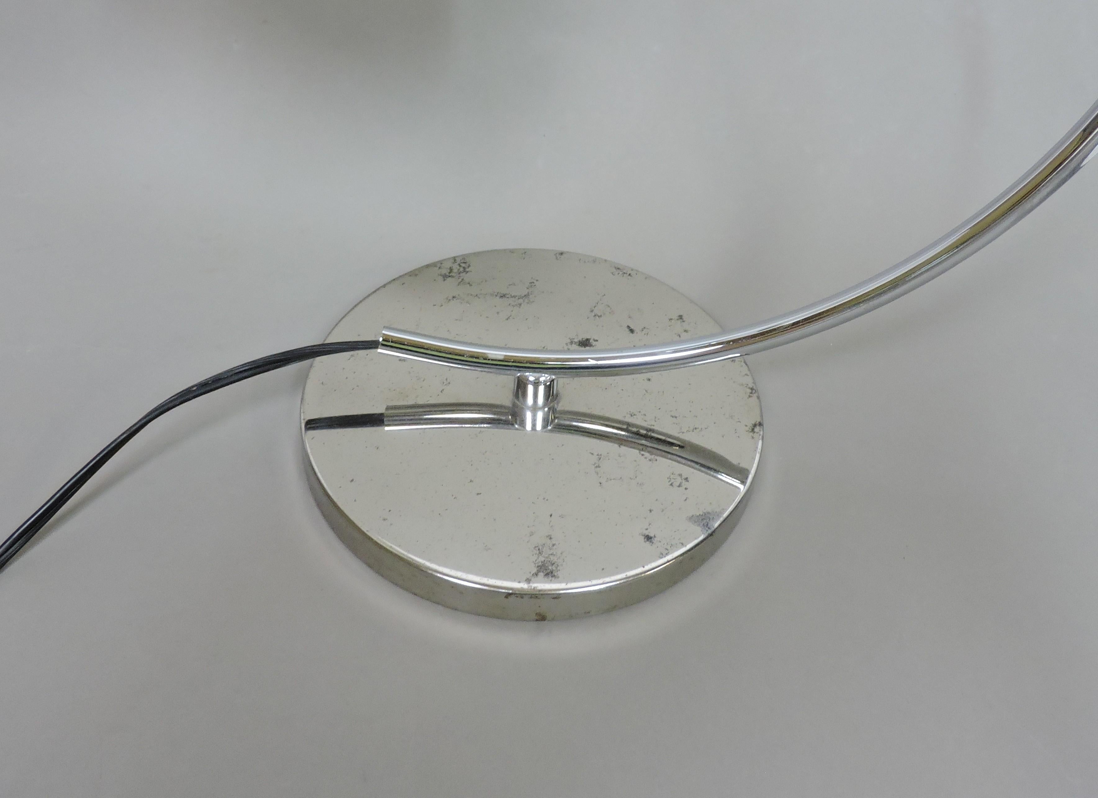 Moderne Lumess Schweiz-Schreibtischlampe aus Chrom und Glas aus der Mitte des Jahrhunderts (Ende des 20. Jahrhunderts) im Angebot