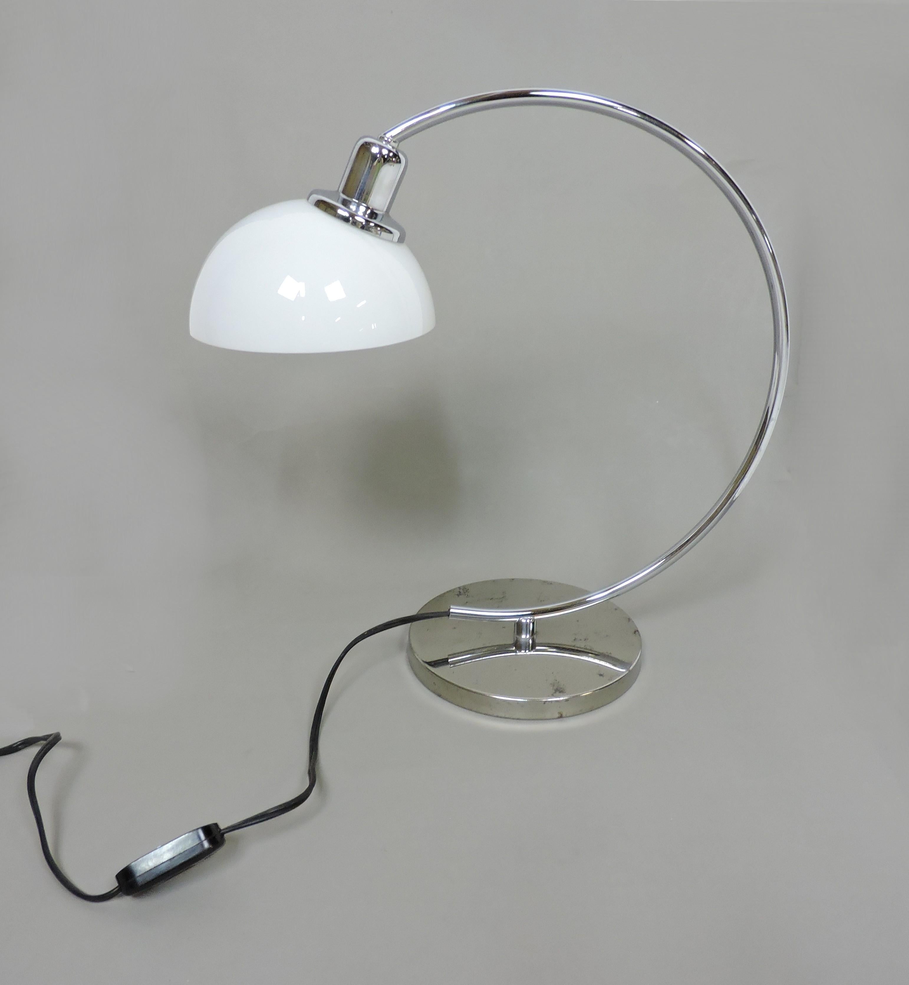 Moderne Lumess Schweiz-Schreibtischlampe aus Chrom und Glas aus der Mitte des Jahrhunderts im Angebot 1