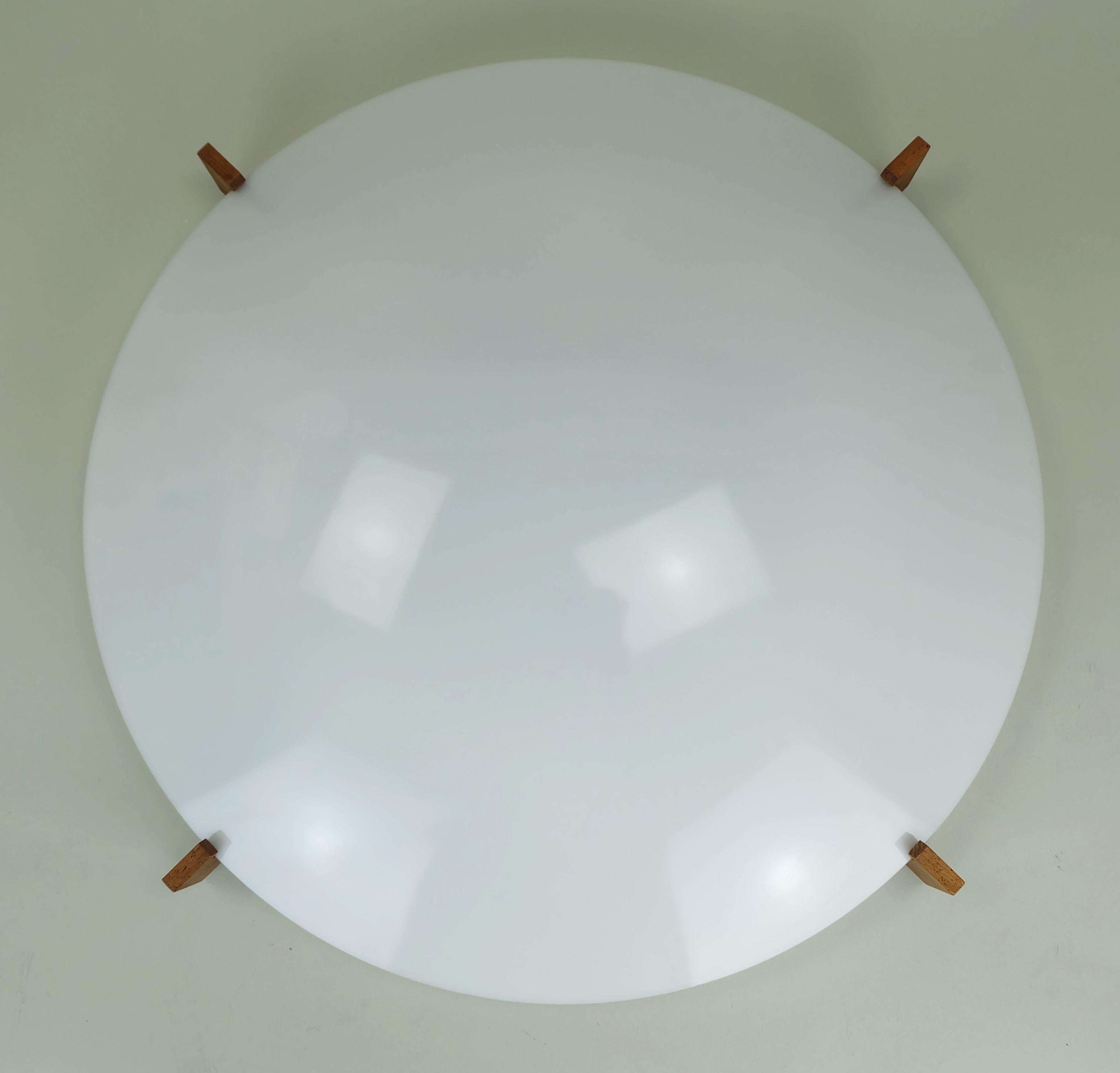 Large ceiling light from the 1960s (circa 1964/65). Design by Uno and Östen Kristiansson, manufactured by Luxus, Vittsjö, Sweden. Oak and aluminum frame. Curved white plastic shade. Requires four E27 bulbs. Bulbs are not included. 
 
Dimensions in