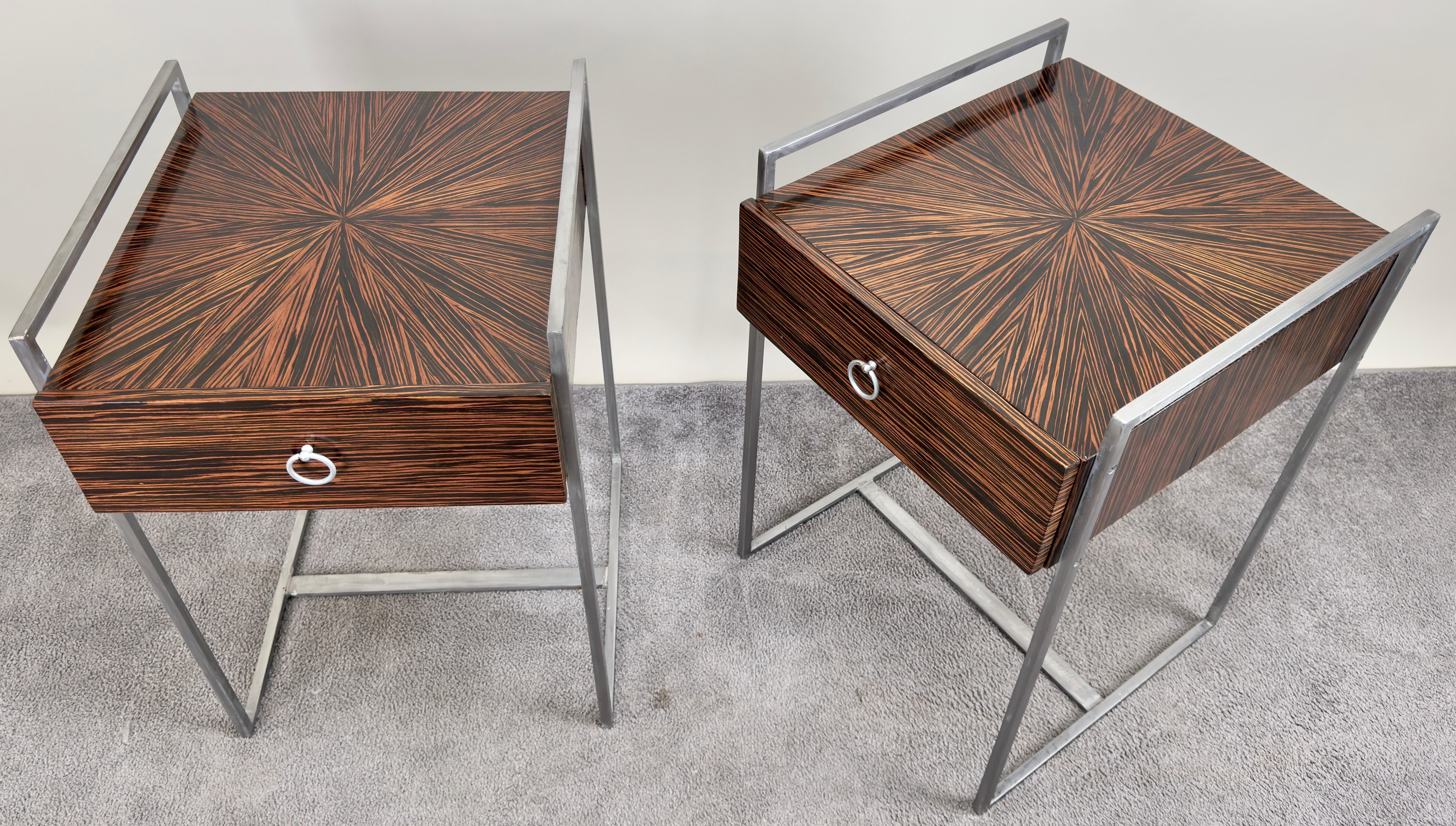 Una coppia di comodini o tavolini da salotto in stile Mid-Century Modern mostra una straordinaria miscela di design minimalista e materiali esotici. Ogni tavolo presenta un'elegante struttura in ferro che enfatizza le linee pulite e la precisione