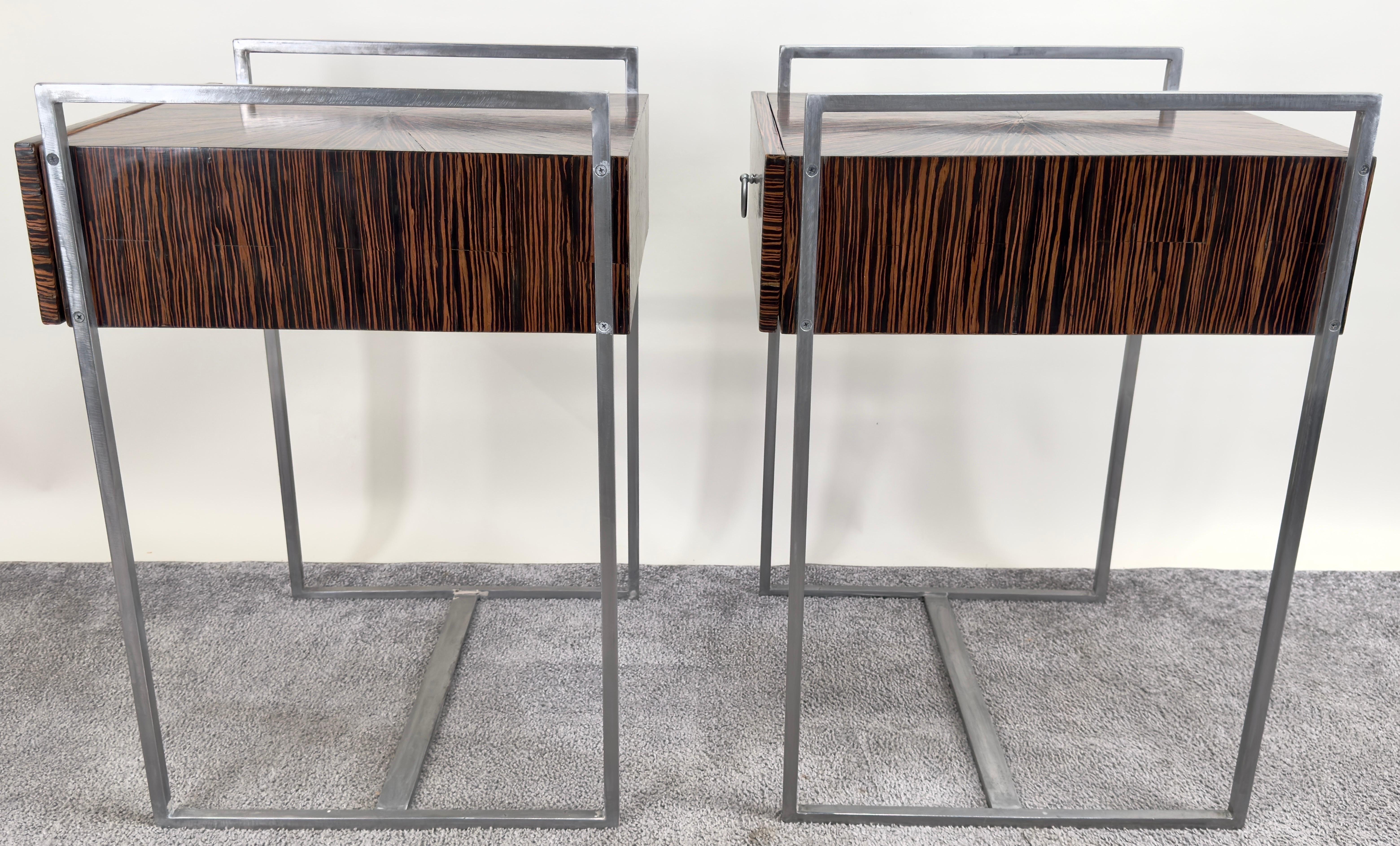 XX secolo Comodino o tavolino da notte in ferro e design Macassar Zebra, una coppia in vendita