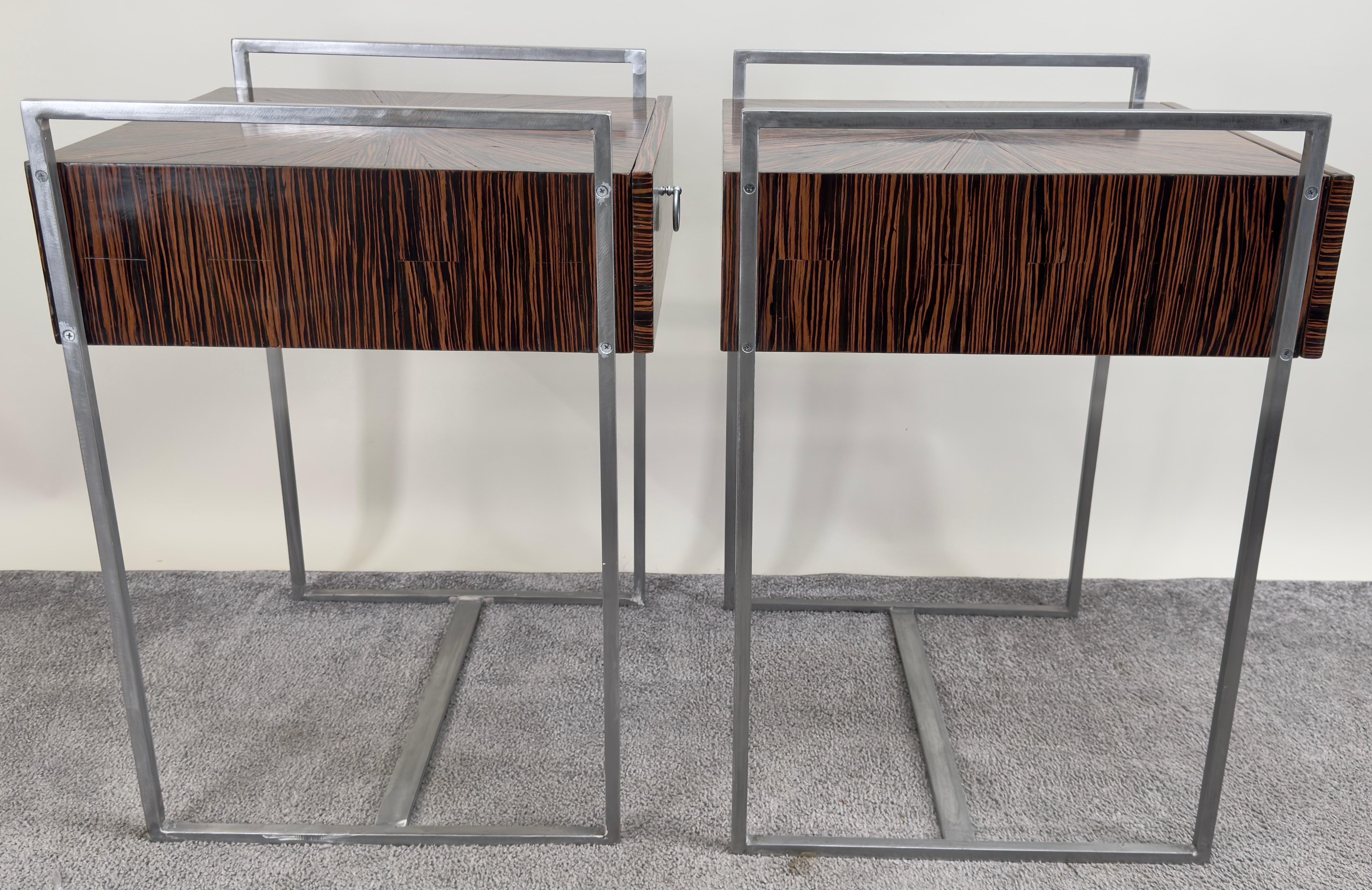 Comodino o tavolino da notte in ferro e design Macassar Zebra, una coppia in vendita 1