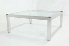 Table basse à plateau en verre, base en métal usiné, moderne du milieu du siècle The Moderns
