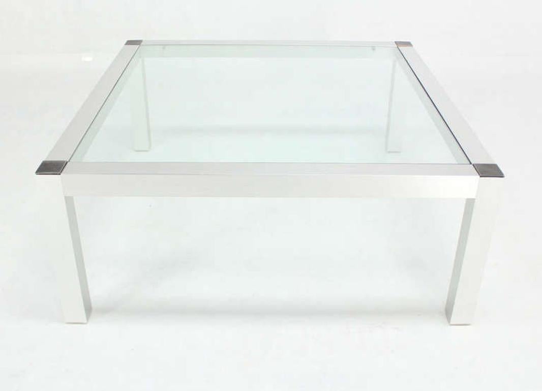 Américain Table basse à plateau en verre, base en métal usiné, moderne du milieu du siècle The Moderns en vente