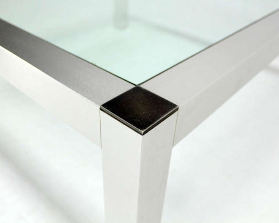 20ième siècle Table basse à plateau en verre, base en métal usiné, moderne du milieu du siècle The Moderns en vente