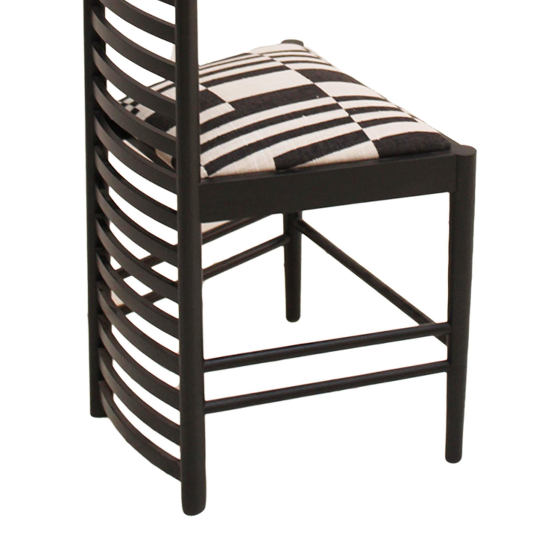 Italiano Coppia di sedie in legno di frassino Mackintosh 