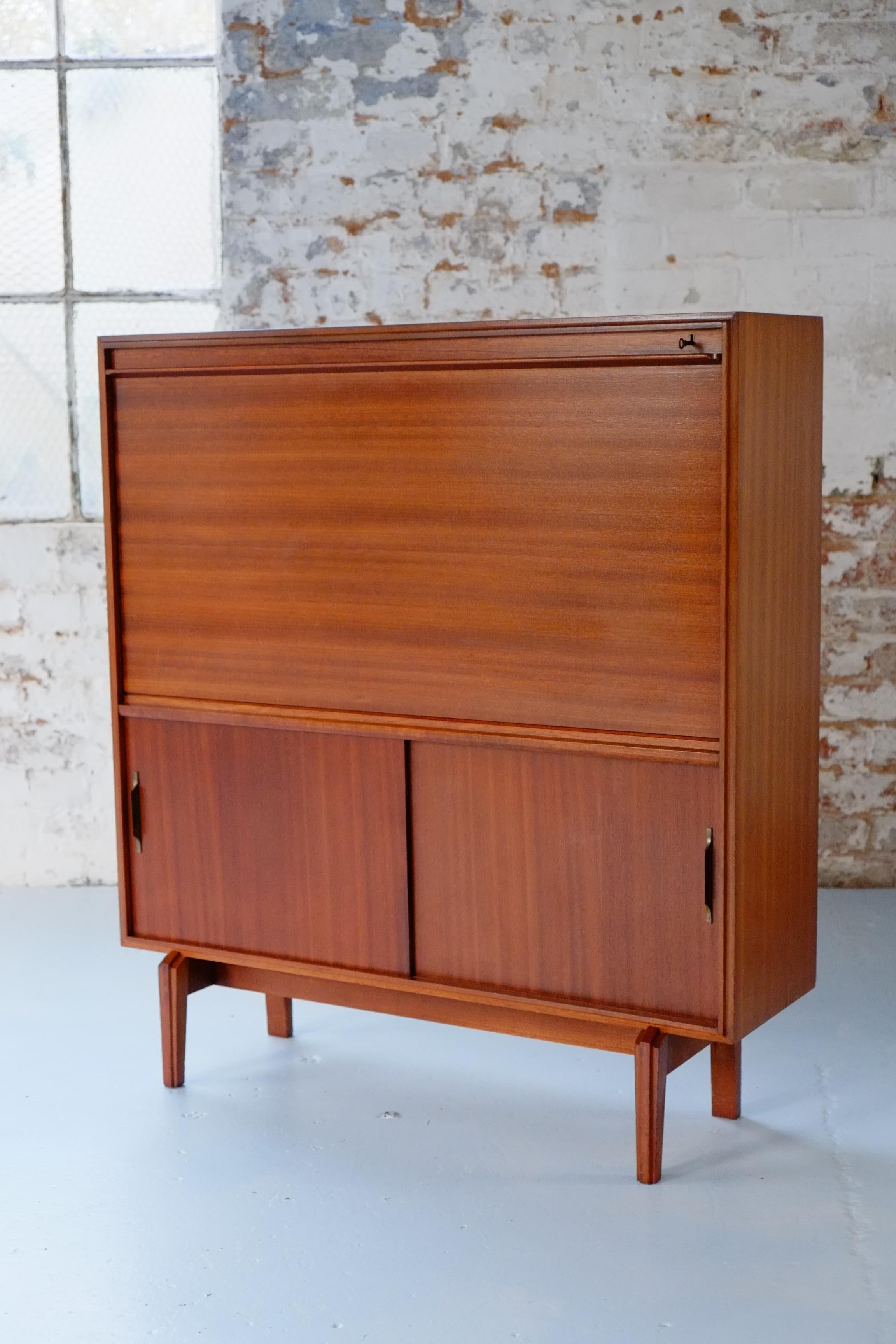 This is a beautiful compact vintage drinks cabinet from the 1960s. The Mid-century modern cabinet was designed by Robert Heritage as part of the Multi-Width series for Beaver and Tapley. Beaver and Tapley was a mid-century British furniture