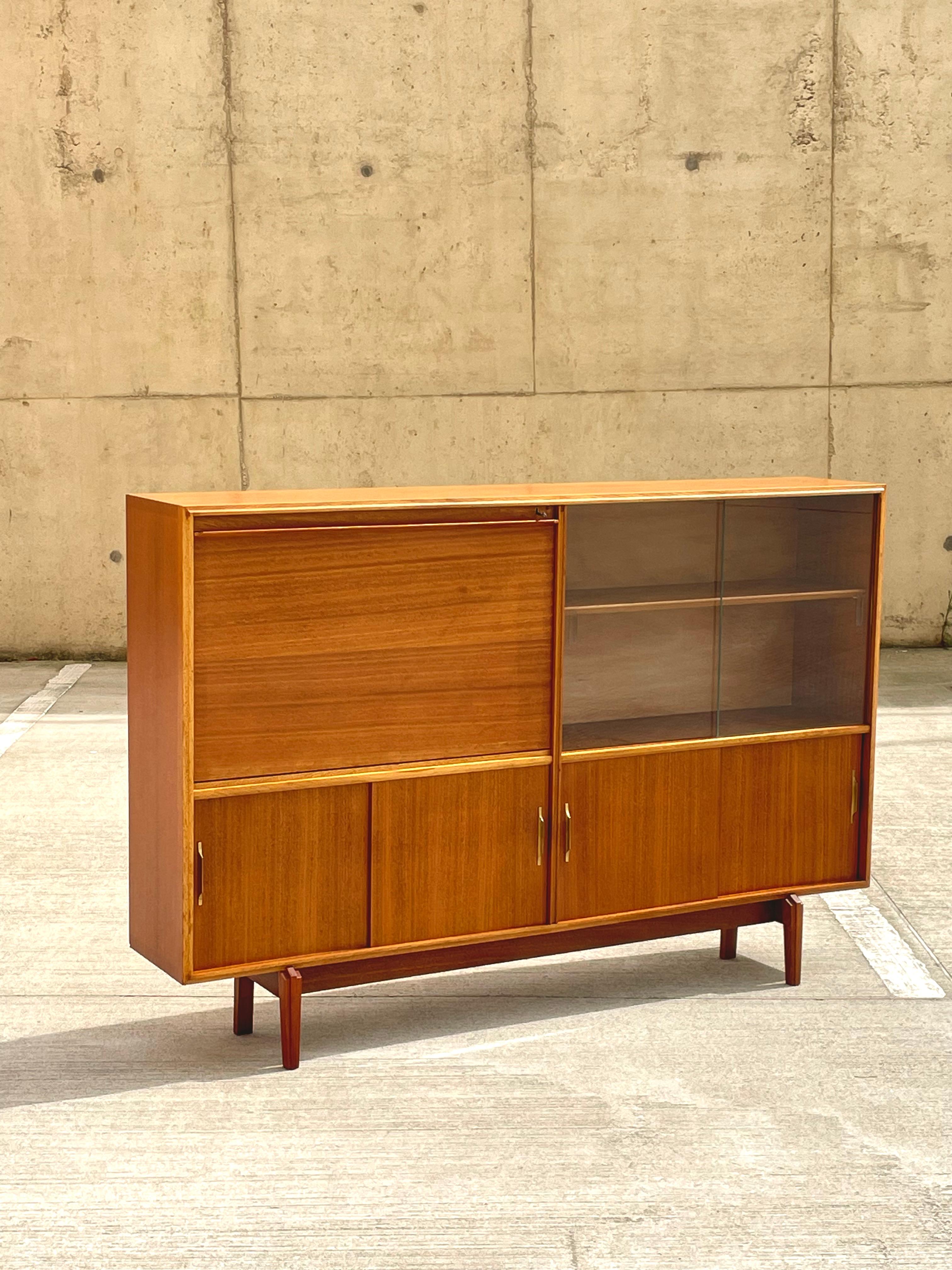 This is a beautiful vintage drinks cabinet sideboard from the 1960s. The Mid-century modern cabinet was designed by Robert Heritage as part of the Multi-Width series for Beaver and Tapley. Beaver and Tapley was a mid-century British furniture