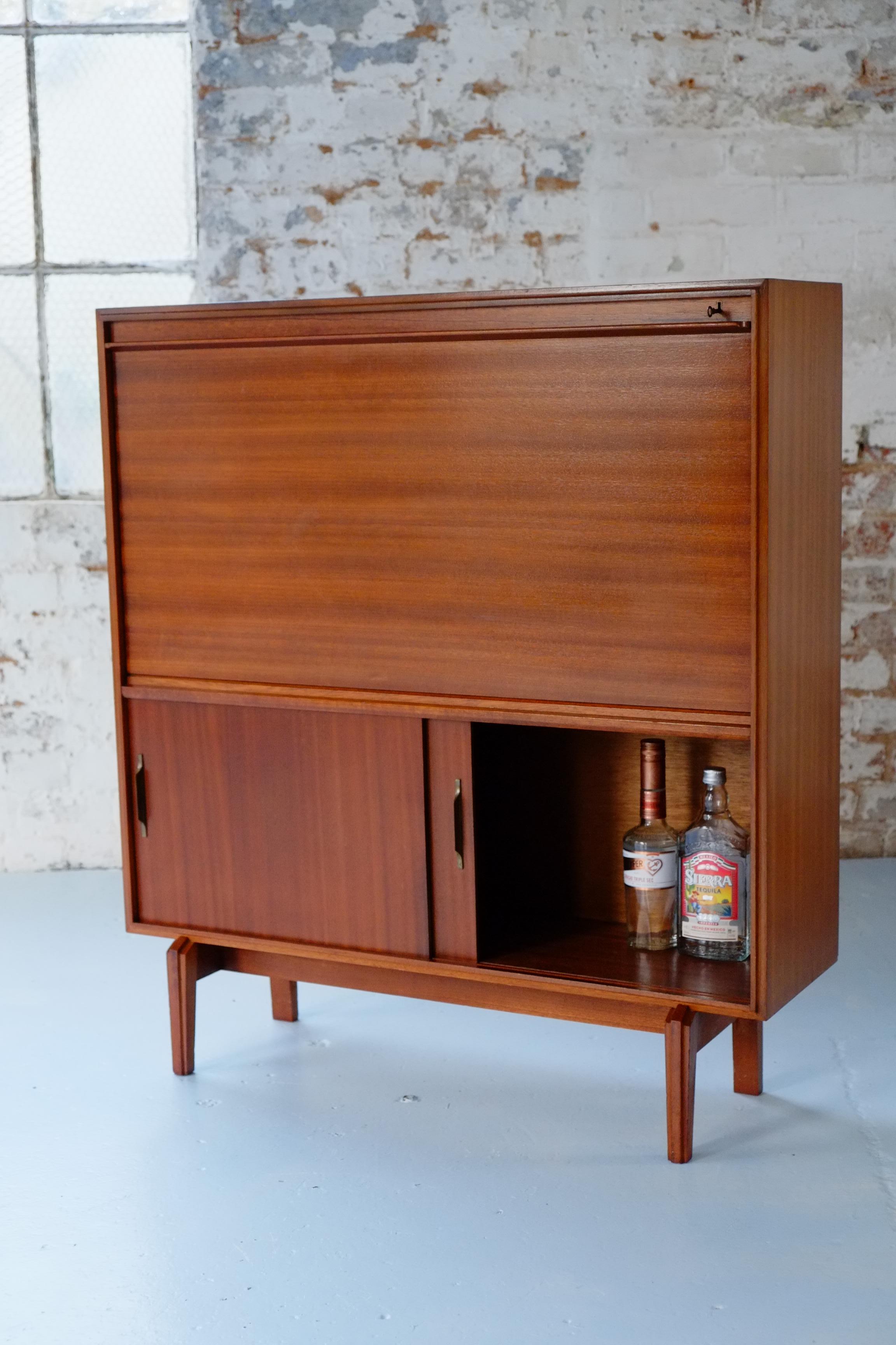 Mid-Century Modern Mad Men Drinks Cocktail Cabinet by Beaver and Tapley In Good Condition In Leicester, GB