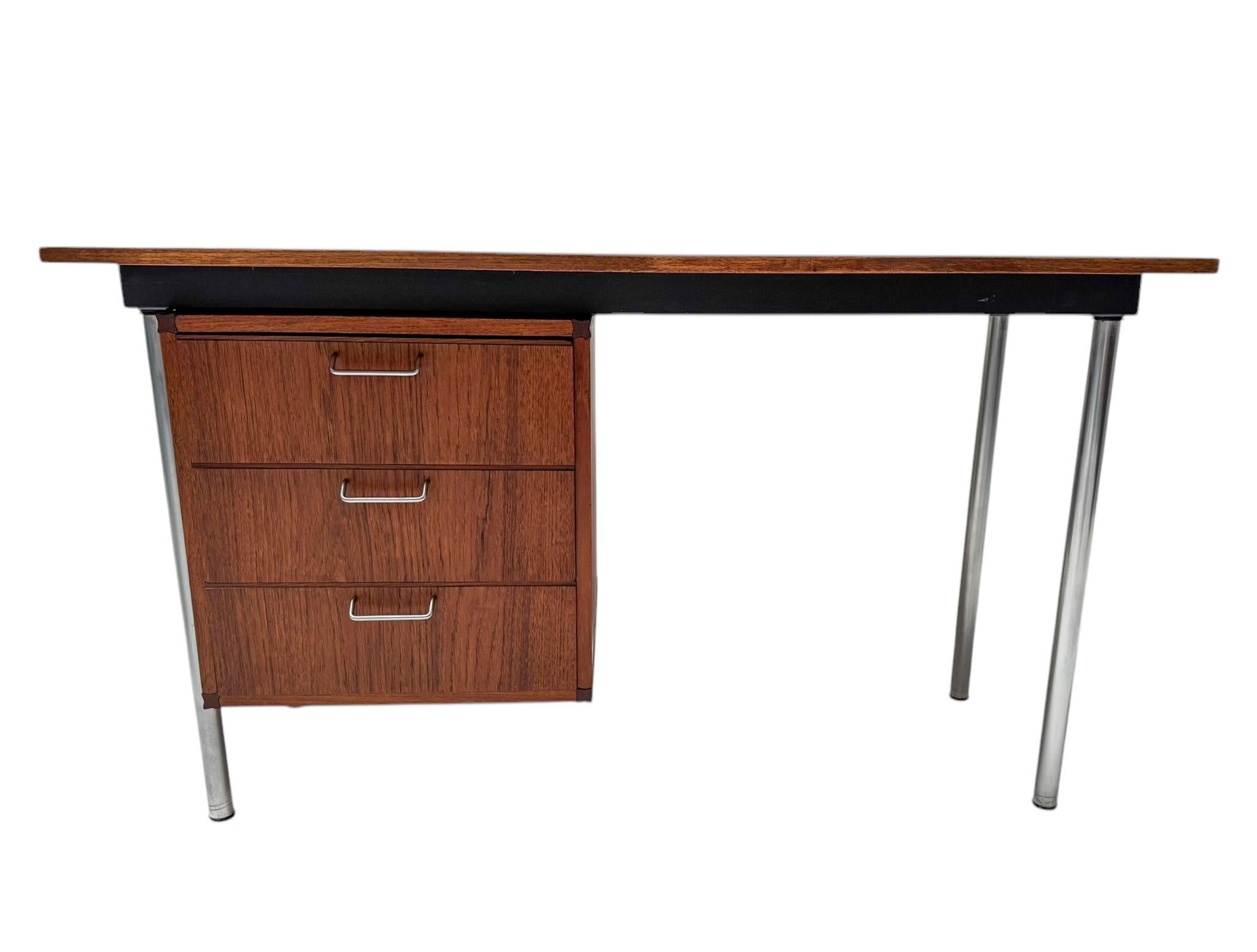 Prächtiger und seltener Mid-Century Modern-Schreibtisch nach Maß, Design von Cees Braakman für Pastoe, auffälliges holländisches Design aus den 1960er Jahren, originaler teakholzfurnierter Sockel mit drei Schubladen mit Innenleben aus Birke und 