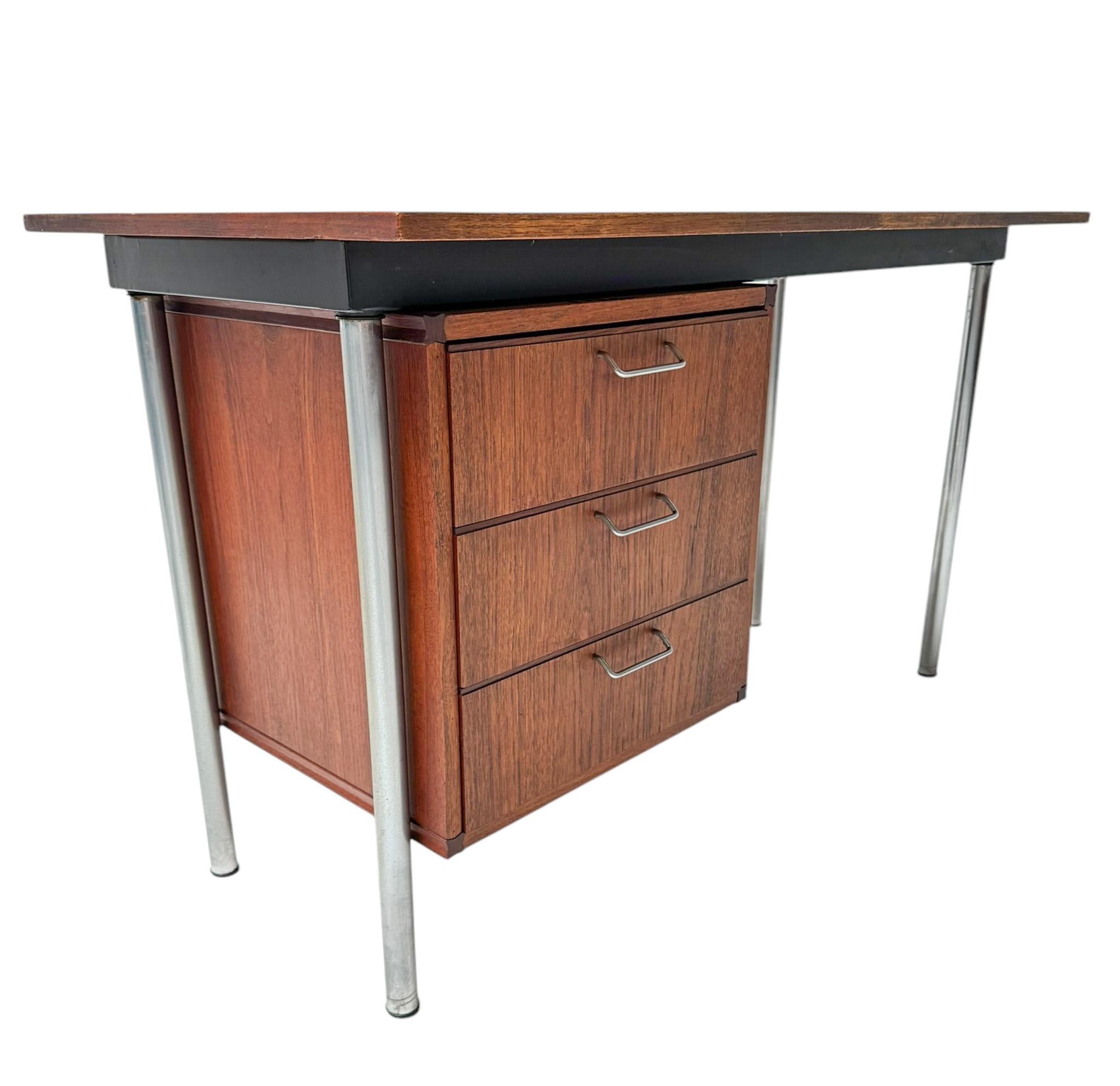 Moderner Mid-Century-Schreibtisch nach Maß von Cees Braakman für Pastoe, 1960er Jahre (Moderne der Mitte des Jahrhunderts) im Angebot