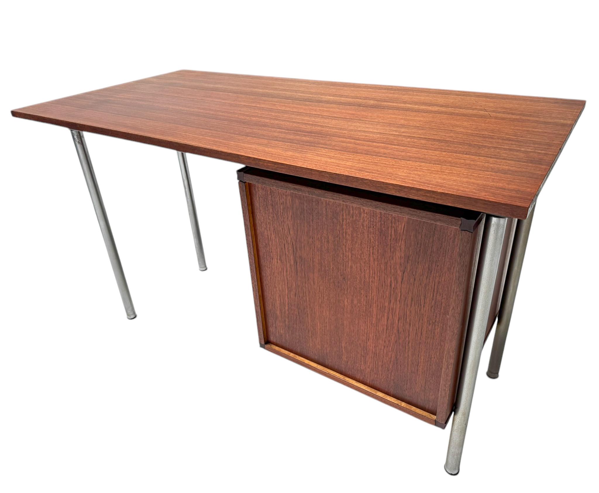 Moderner Mid-Century-Schreibtisch nach Maß von Cees Braakman für Pastoe, 1960er Jahre im Zustand „Gut“ im Angebot in Amsterdam, NL