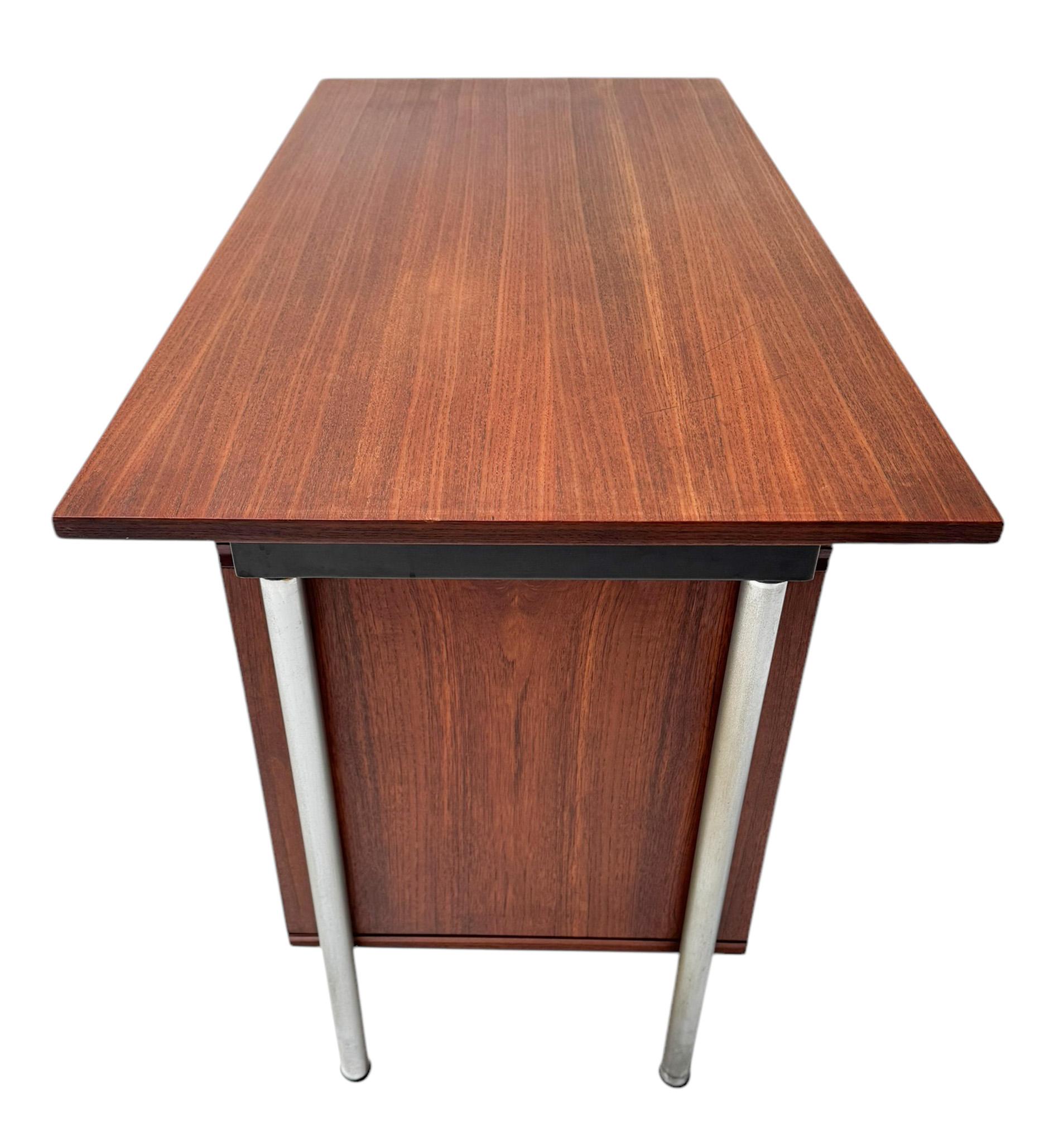Moderner Mid-Century-Schreibtisch nach Maß von Cees Braakman für Pastoe, 1960er Jahre (Mitte des 20. Jahrhunderts) im Angebot