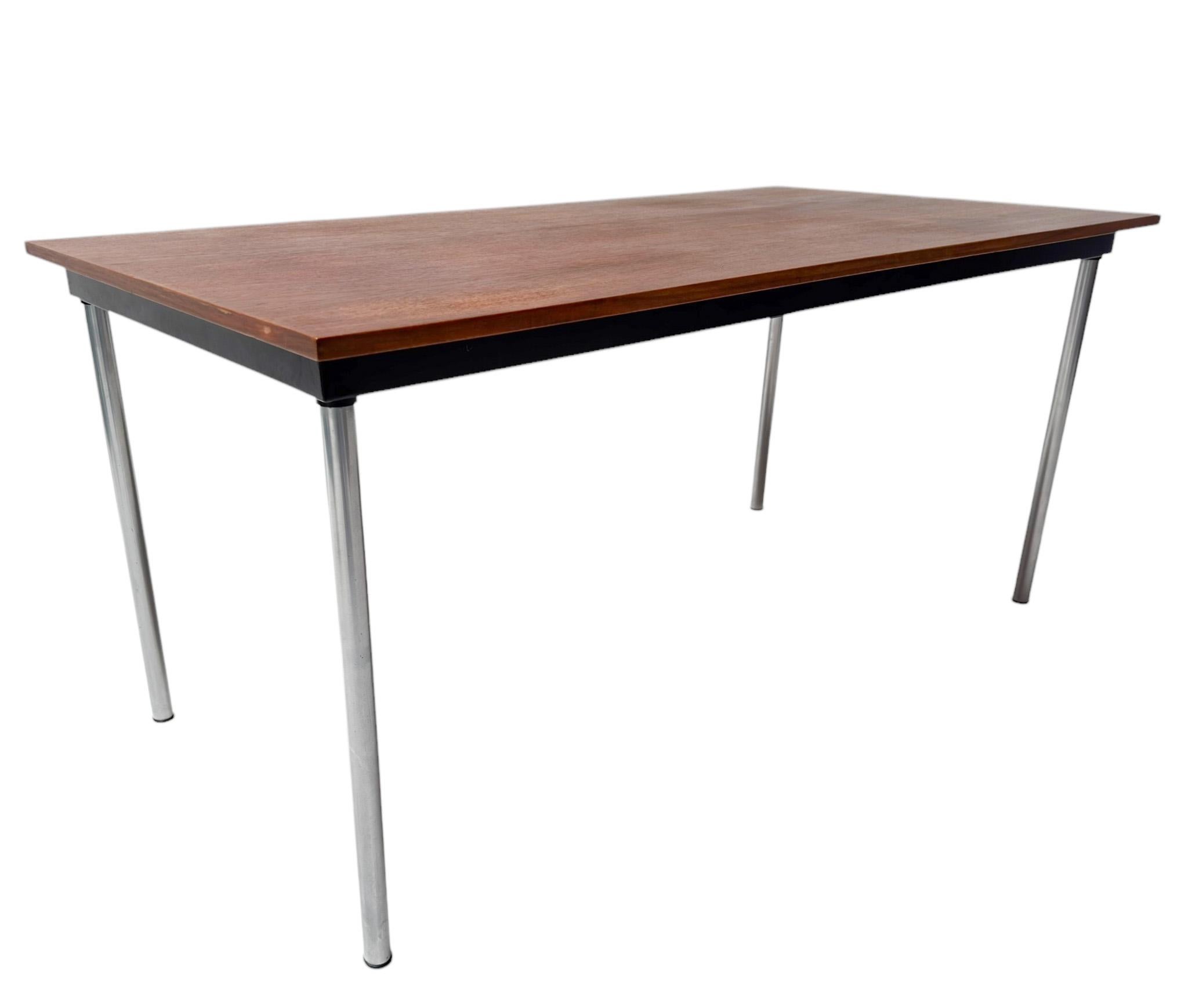 Magnifique et rare table de salle à manger Made to Measure du milieu du siècle dernier.Design par Cees Braakman pour Pastoe.Design hollandais frappant des années 1960.Plateau original en placage de teck avec quatre pieds originaux en métal