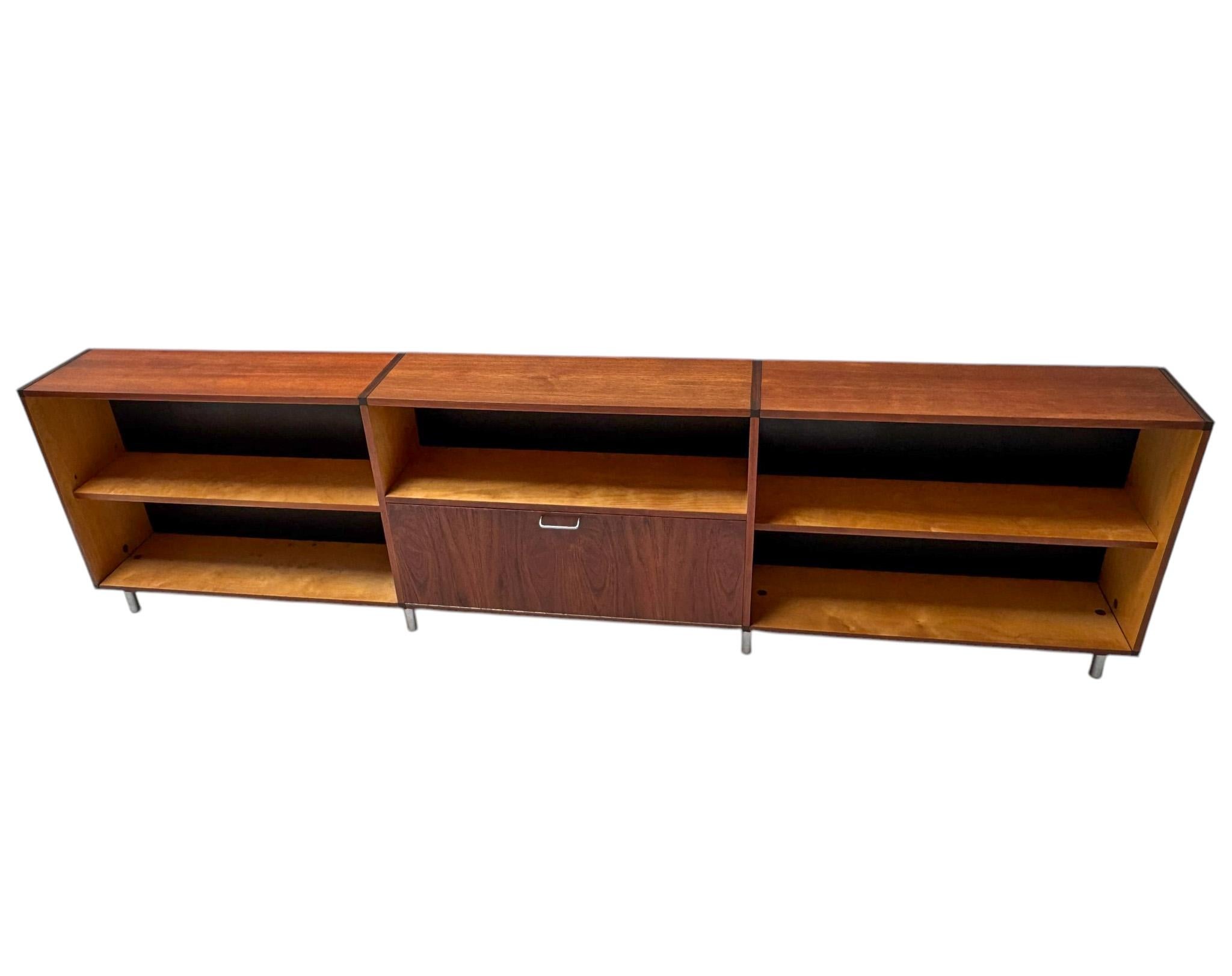 Wunderschönes und seltenes Mid-Century Modern Made to Measure extra großes offenes Bücherregal.Design von Cees Braakman für Pastoe.Auffallendes holländisches Design aus den 1960er Jahren.Original teakholzfurnierter Sockel mit einer Klapptür in der
