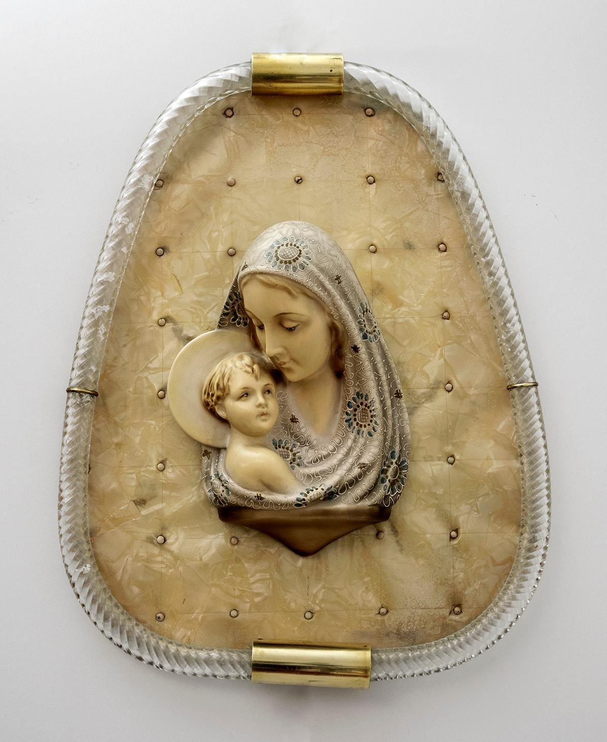Murano Glas Fackel Rahmen Venini Produktion, innen Madonna mit Kind in Gips auf einem Xylonit Basis, aus den frühen 1950er Jahren.
Patentiertes Modell.