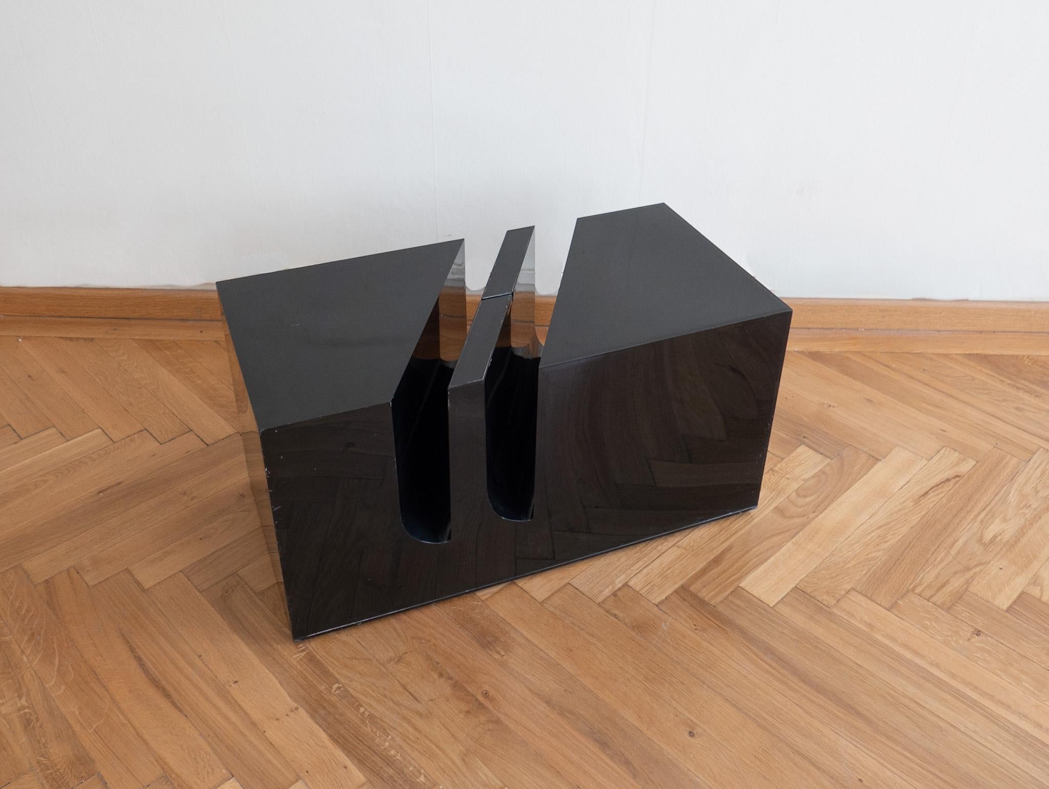 Mid-Century Modern Magazine/Records Holder Side Table by Marco Zanuso, Italy 1970s.

Step into the future with this remarkable Italian space age side table and magazine holder crafted by the renowned Italian designer Marco Zanuso in the 1970s.