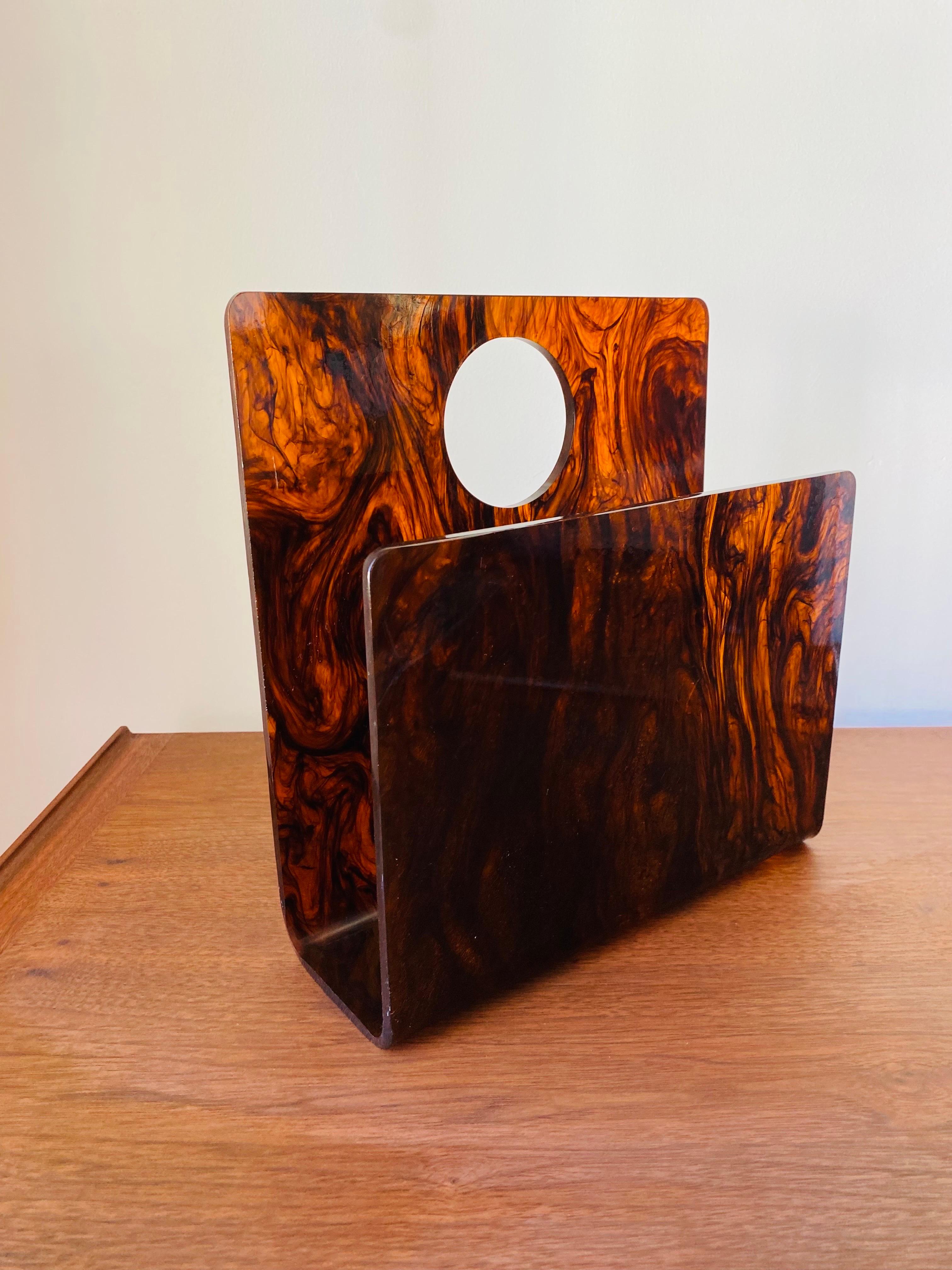Splendido portariviste in lucite con splendida finitura tartarugata.  Questo pezzo incredibilmente elegante è stato realizzato negli anni Settanta.  Il design minimalista si confronta con uno stile massiccio.  Il cerchio al centro è una maniglia