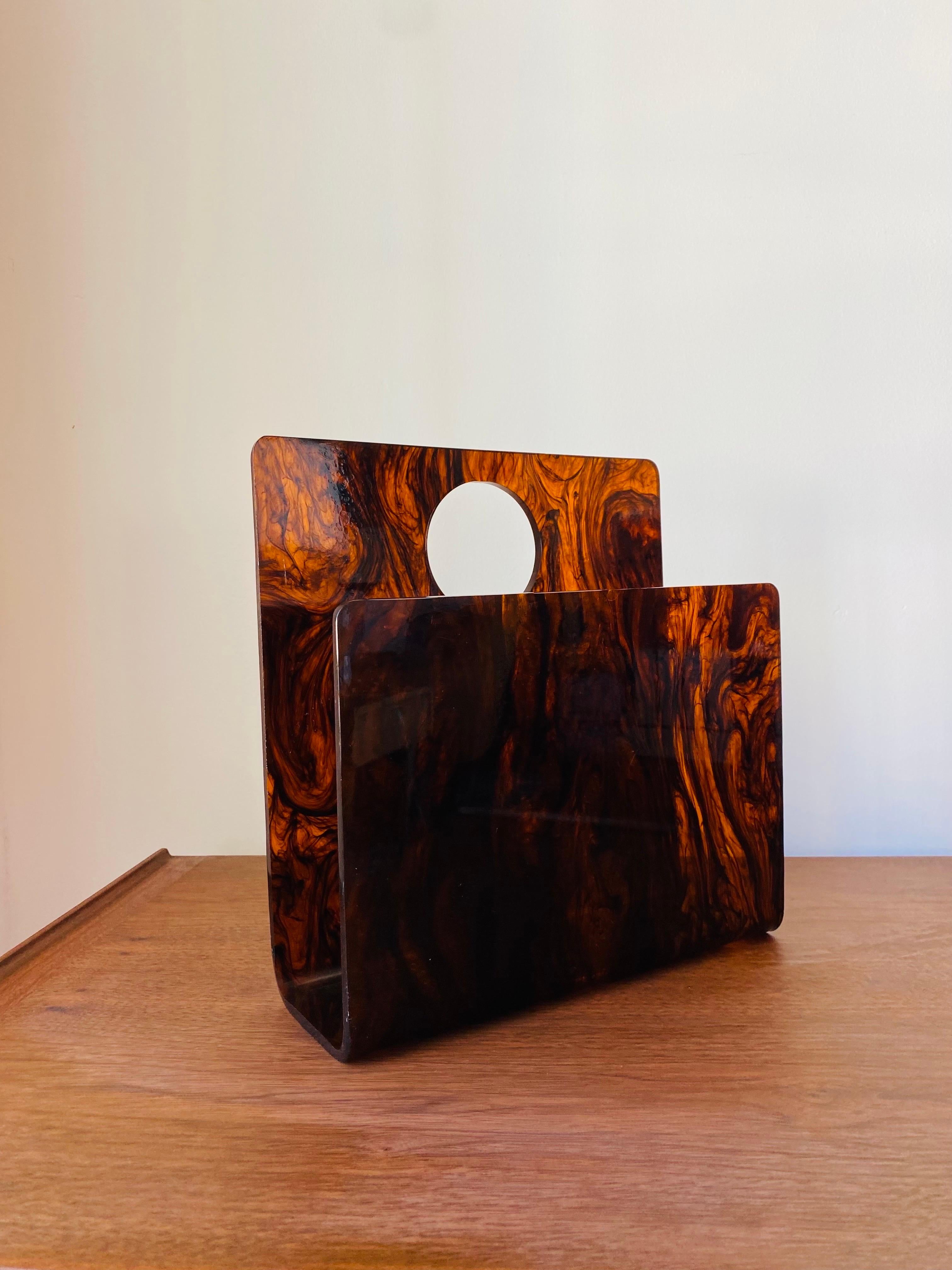 Mid-Century moderno Portariviste moderno di metà secolo in lucite tartarugata Made in Italy in vendita