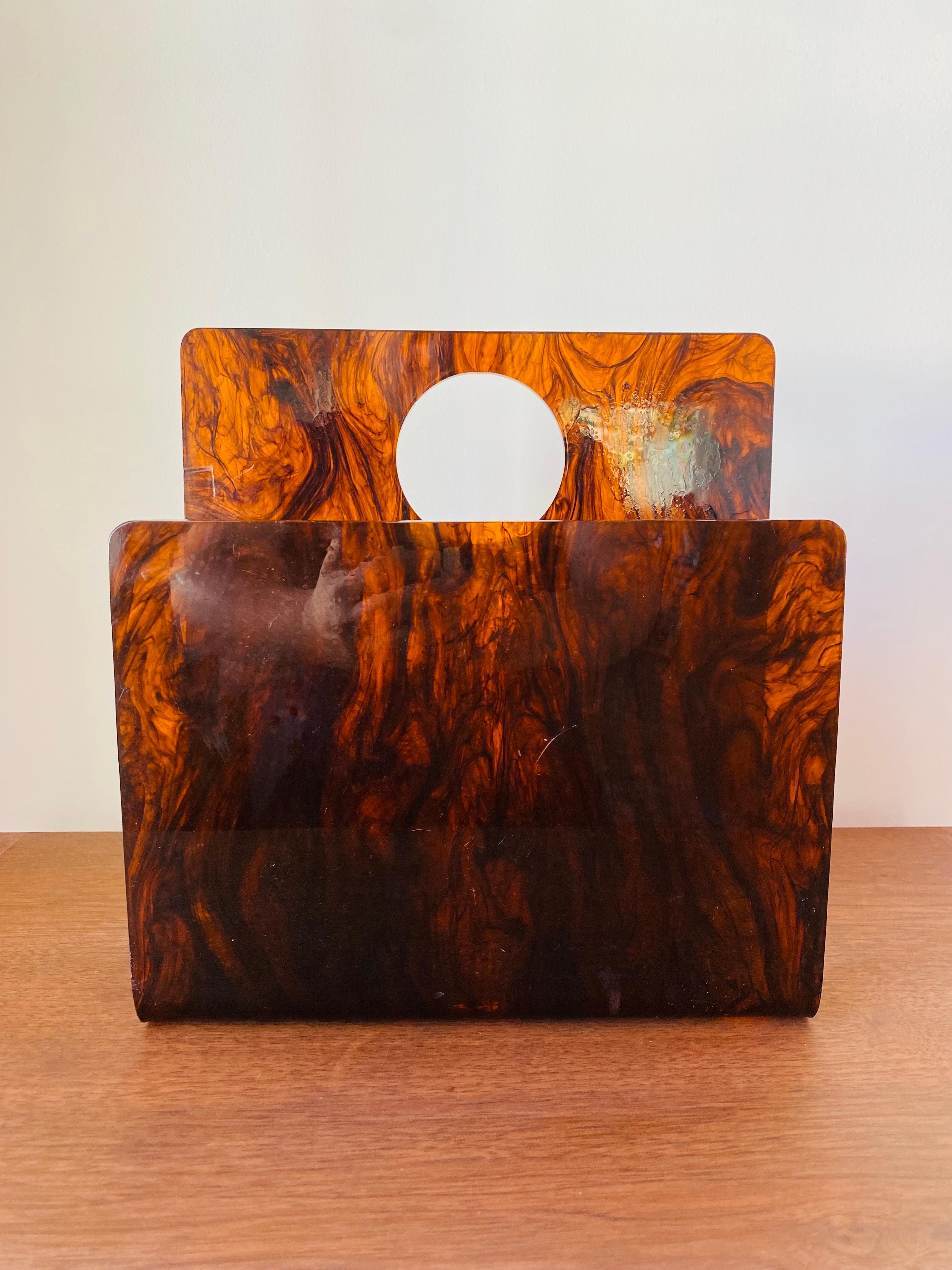 Calco Portariviste moderno di metà secolo in lucite tartarugata Made in Italy in vendita