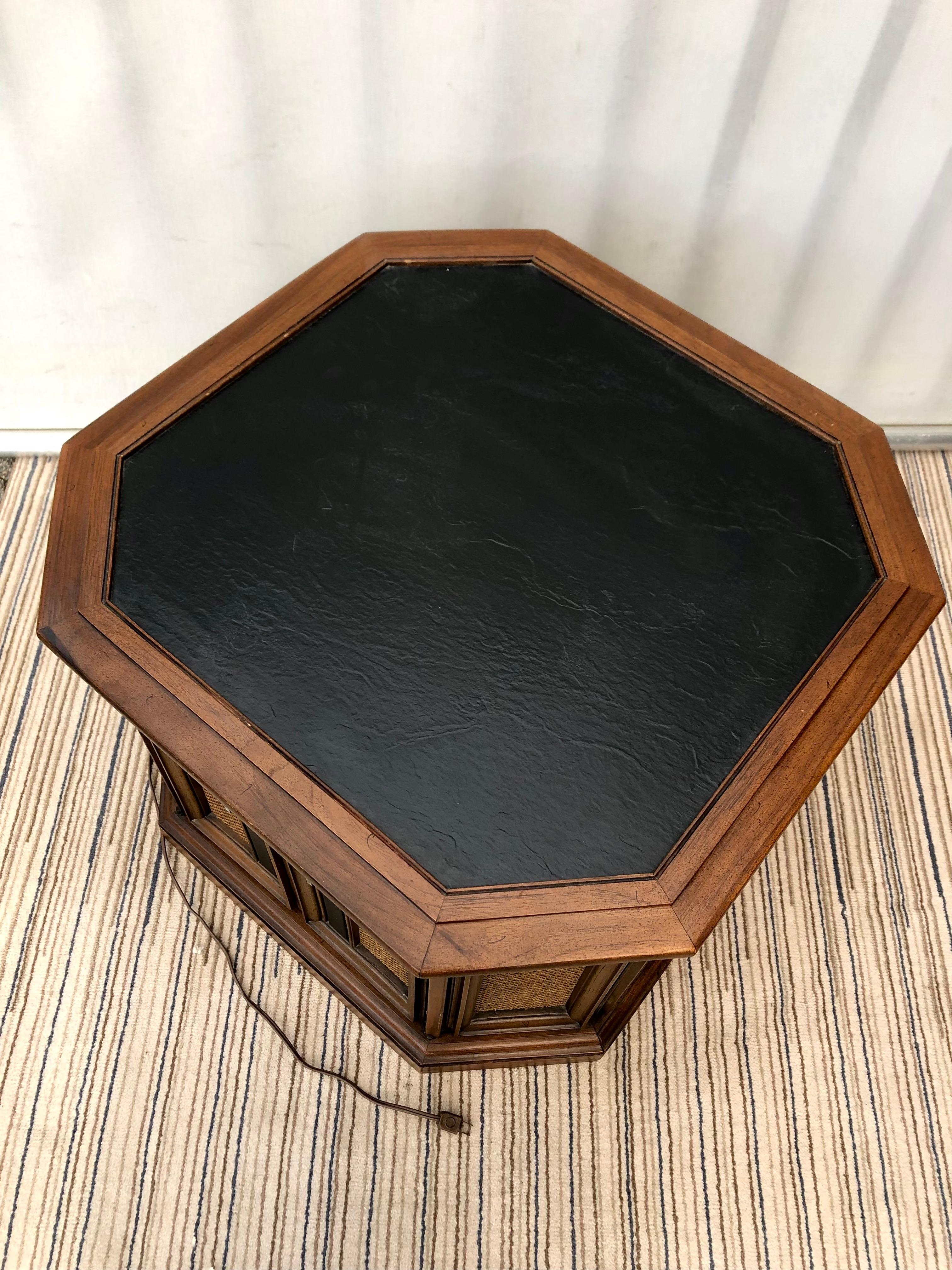 Mid-Century Modern Magnavox Entertainment Center /Accent Table. circa 1960s.  For Sale 3