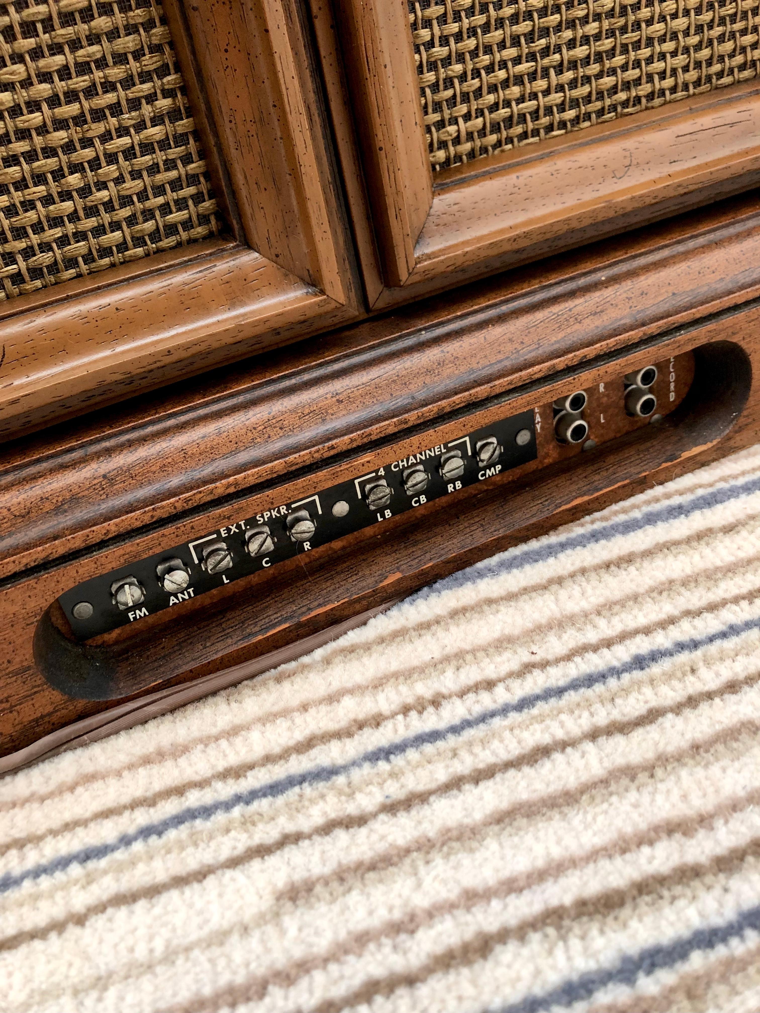 Mid-Century Modern Magnavox Entertainment Center /Accent Table. circa 1960s.  For Sale 6