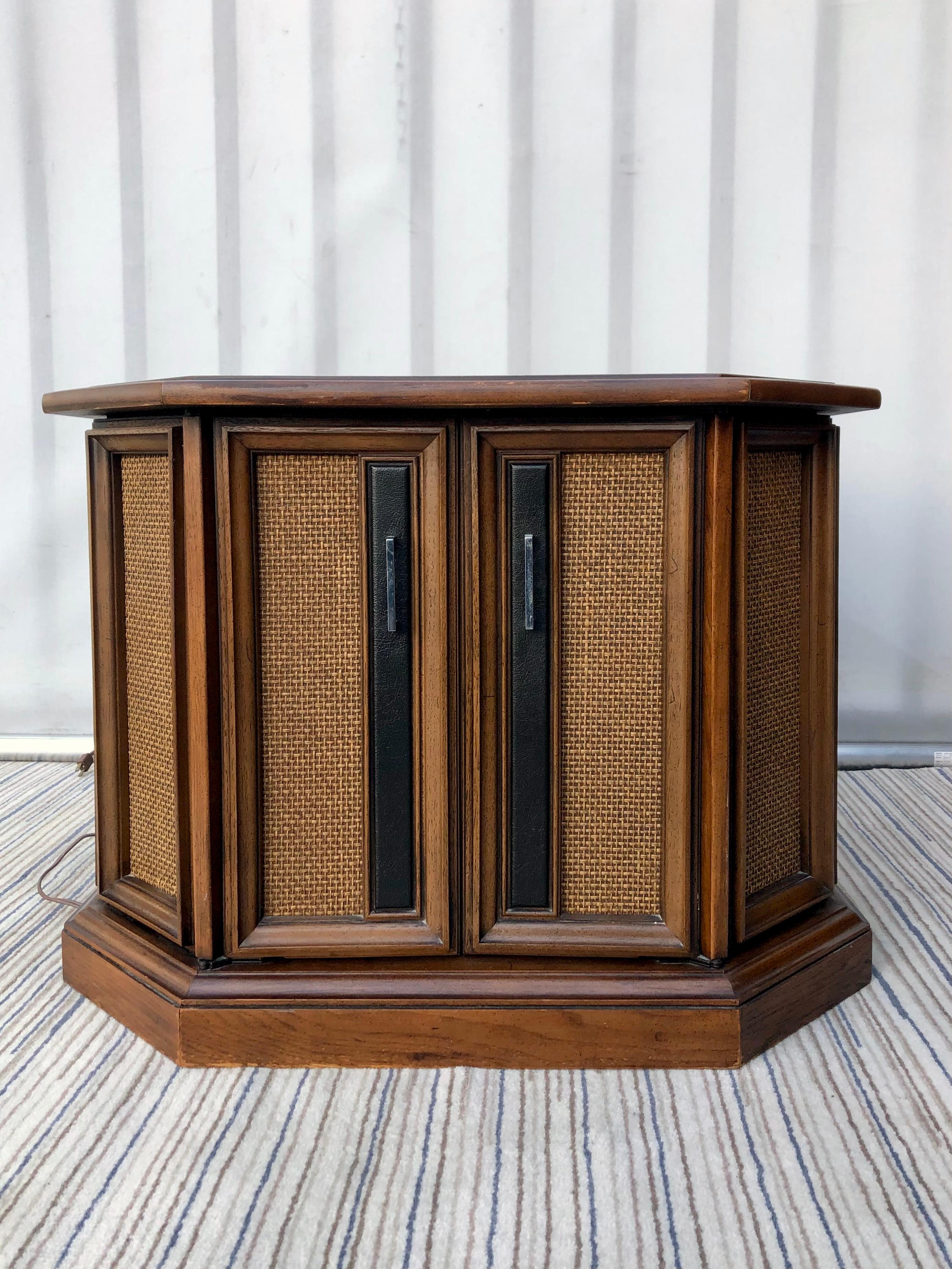 Vintage Mid-Century Modern Magnavox Entertainment Center /Accent Table, circa 1960s.
Features a midcentury Hollywood Regency Walnut Cabinet / Accent Table with doors and a pullout radio/ record player console.
The table has a textured slate top to