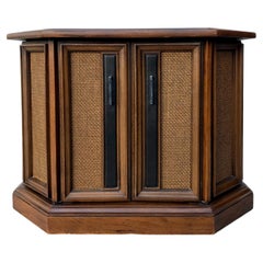 Moderner Magnavox Unterhaltungs-/Mitteltisch aus der Mitte des Jahrhunderts. ca. 1960er Jahre.