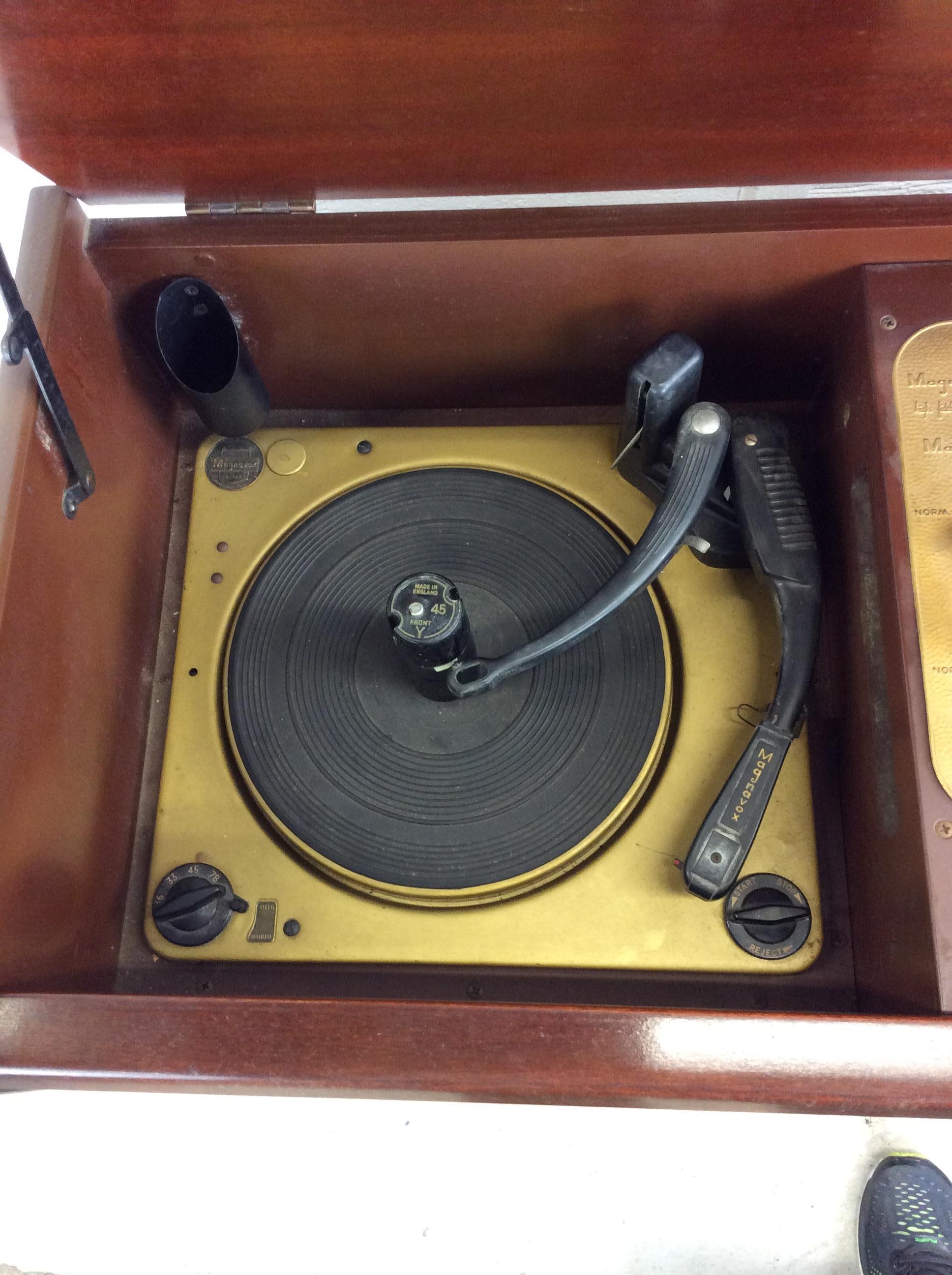 Armadietto stereo Magnavox moderno del metà del secolo con alloggiamento per i media in vendita 5