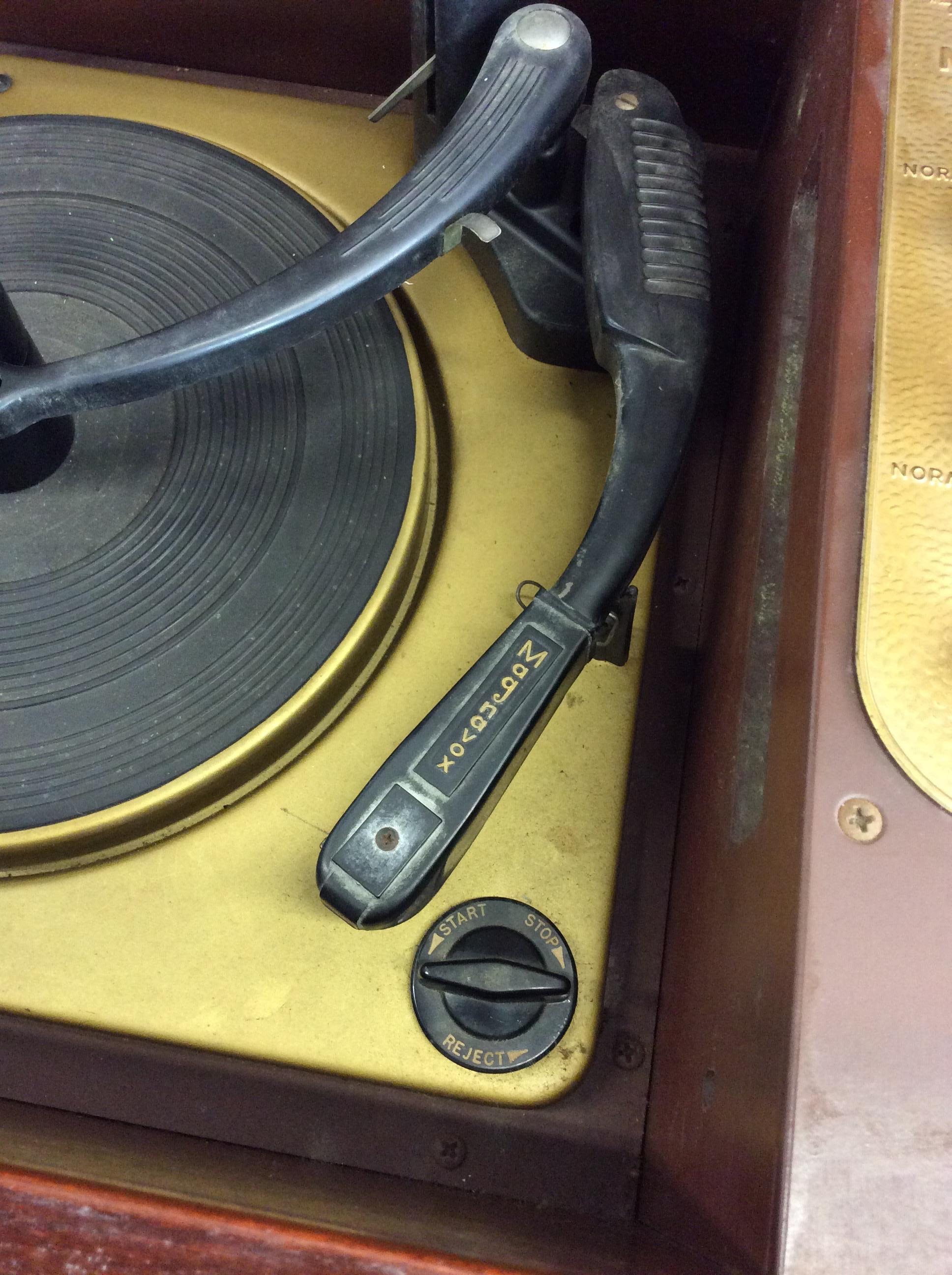 Armadietto stereo Magnavox moderno del metà del secolo con alloggiamento per i media in vendita 6