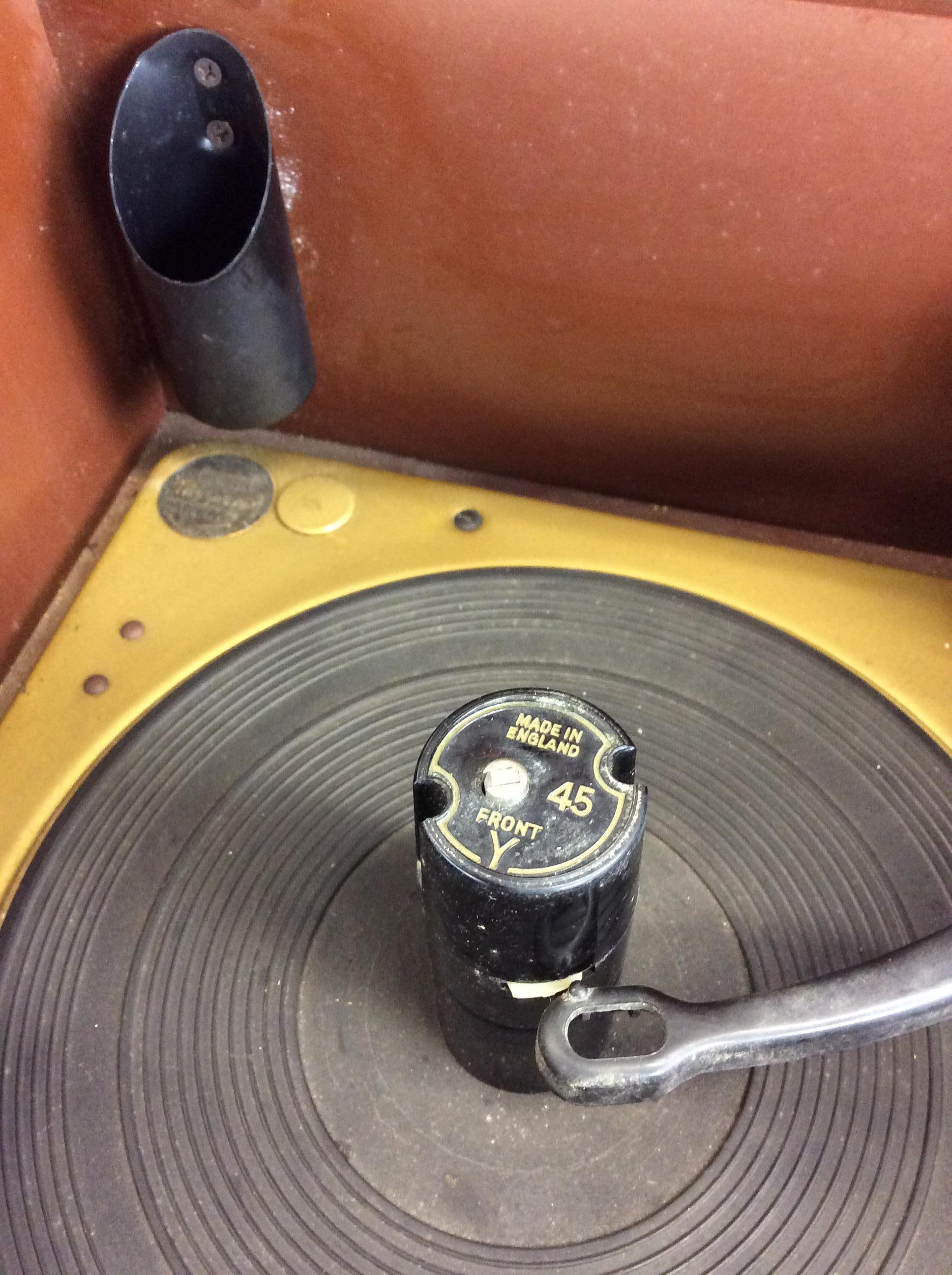 Armadietto stereo Magnavox moderno del metà del secolo con alloggiamento per i media in vendita 7