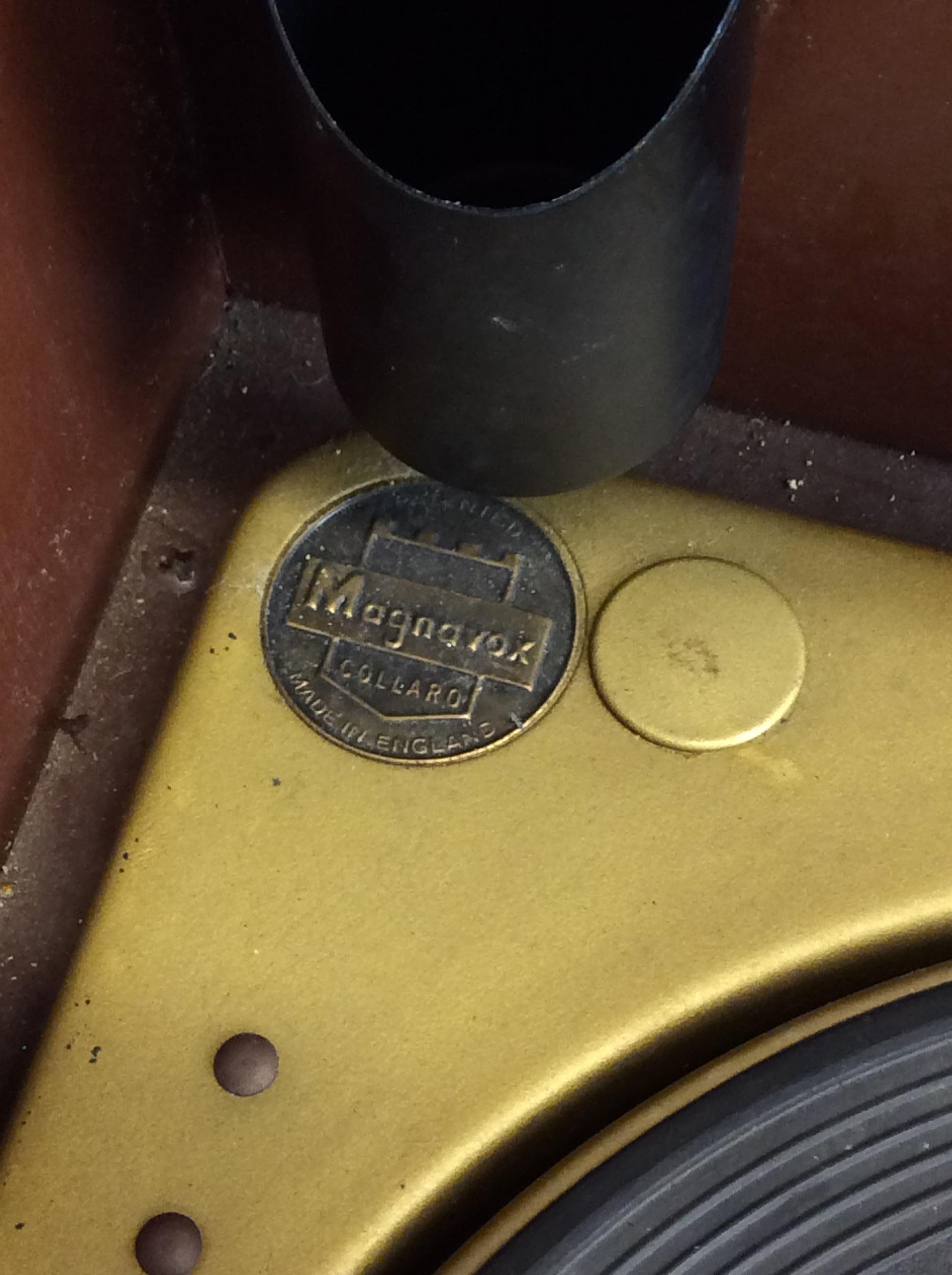 Armadietto stereo Magnavox moderno del metà del secolo con alloggiamento per i media in vendita 8