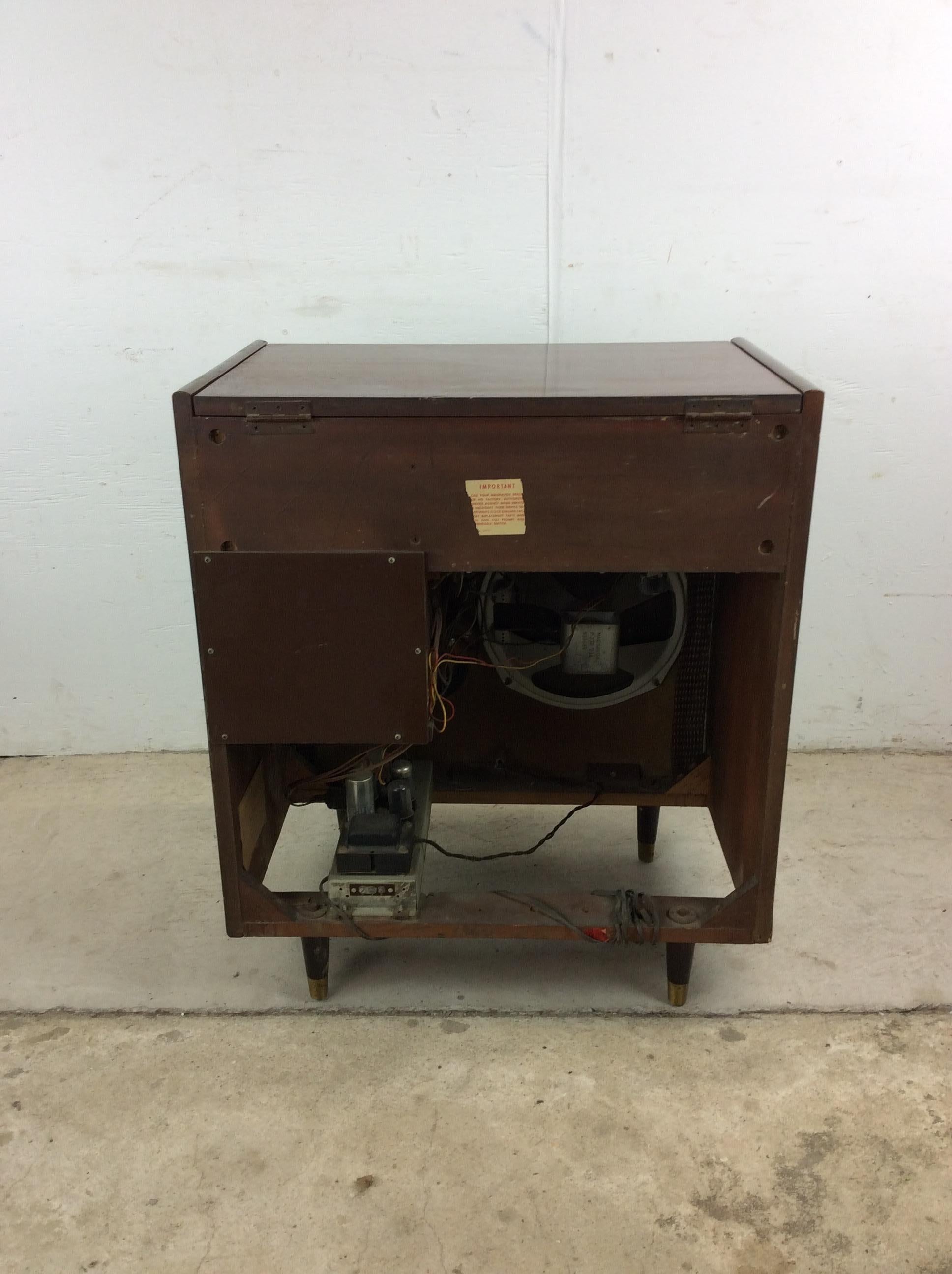 Armadietto stereo Magnavox moderno del metà del secolo con alloggiamento per i media in vendita 9