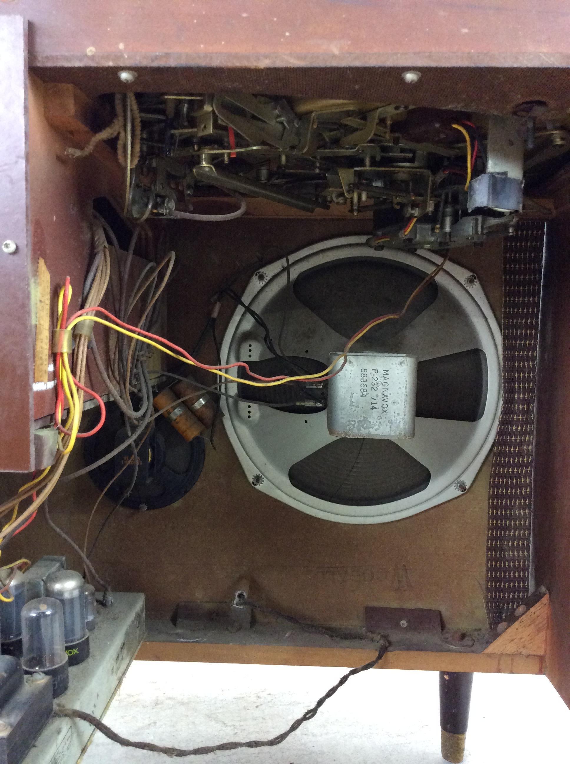 Armadietto stereo Magnavox moderno del metà del secolo con alloggiamento per i media in vendita 10