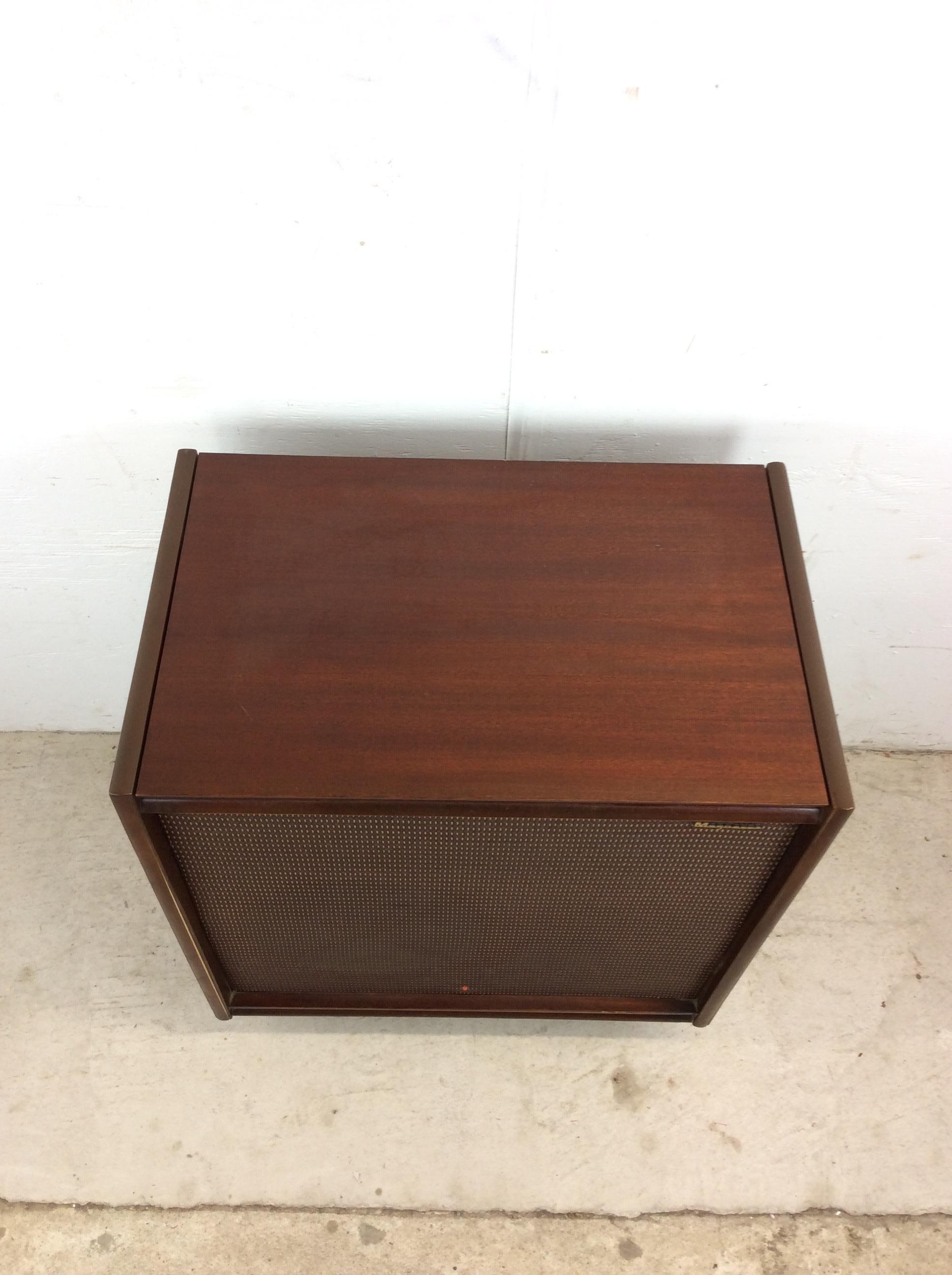 Questo mobile multimediale moderno di metà secolo Magnavox presenta una struttura in legno massiccio, una bella impiallacciatura in mogano con finitura originale, giradischi e stereo in bachelite con manopole originali, ampio piano incernierato per