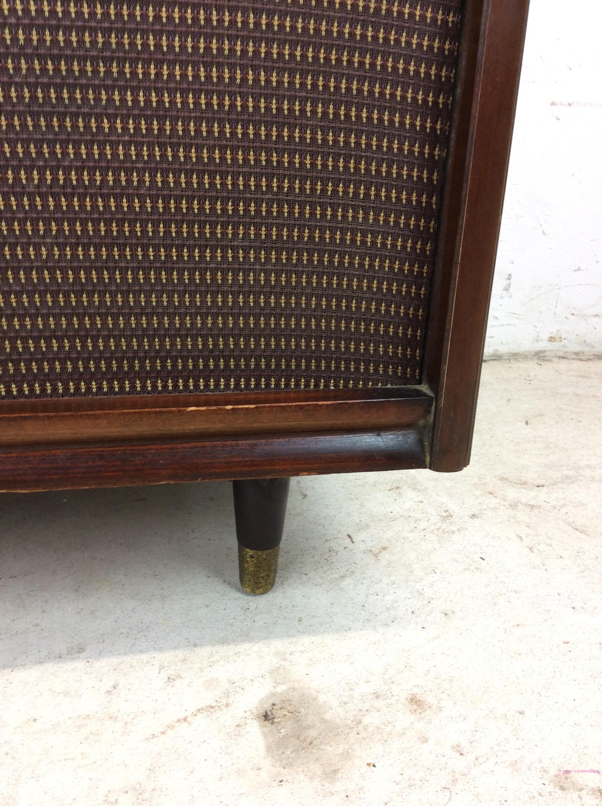 Americano Armadietto stereo Magnavox moderno del metà del secolo con alloggiamento per i media in vendita