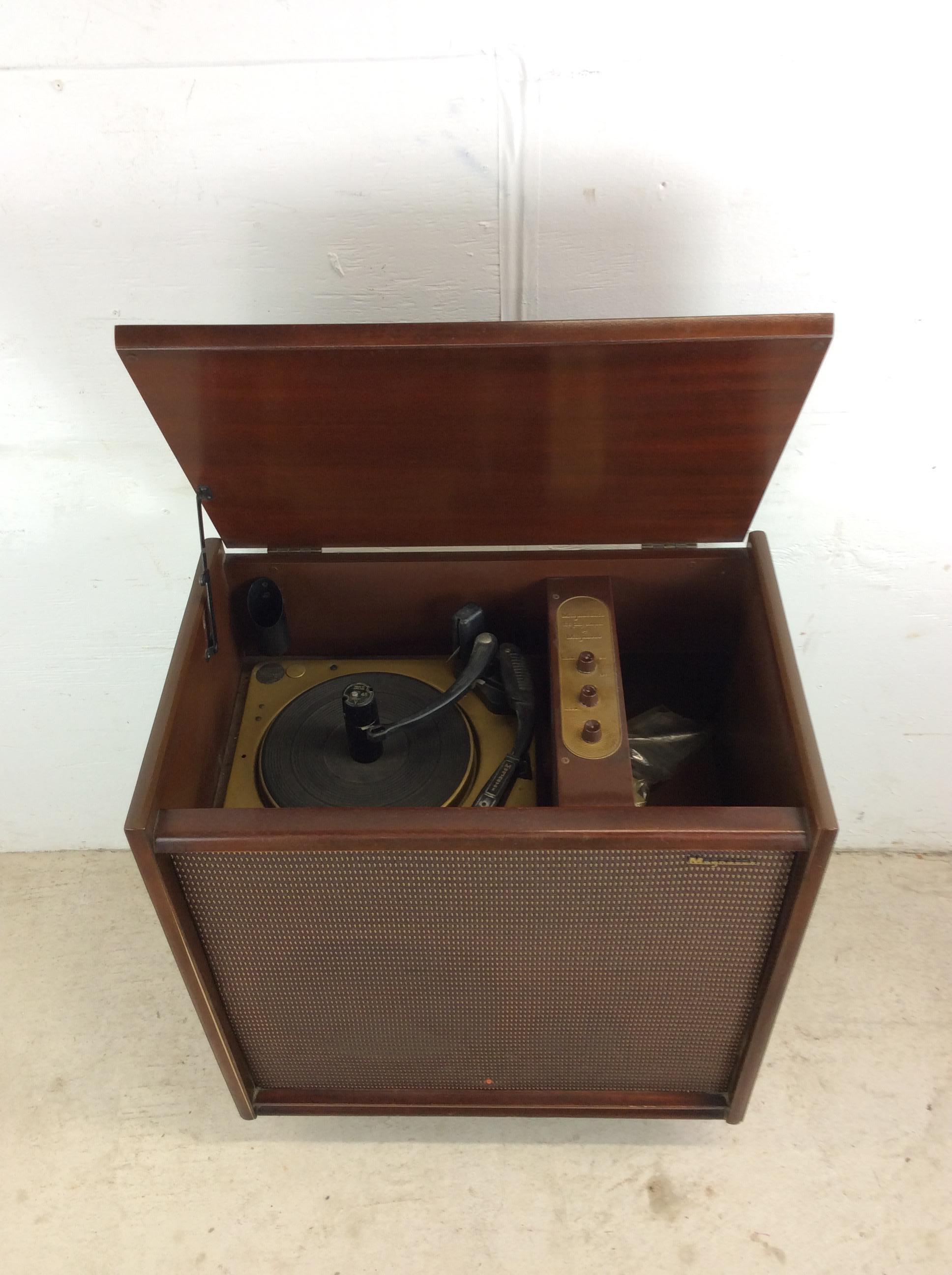 Armadietto stereo Magnavox moderno del metà del secolo con alloggiamento per i media in vendita 2